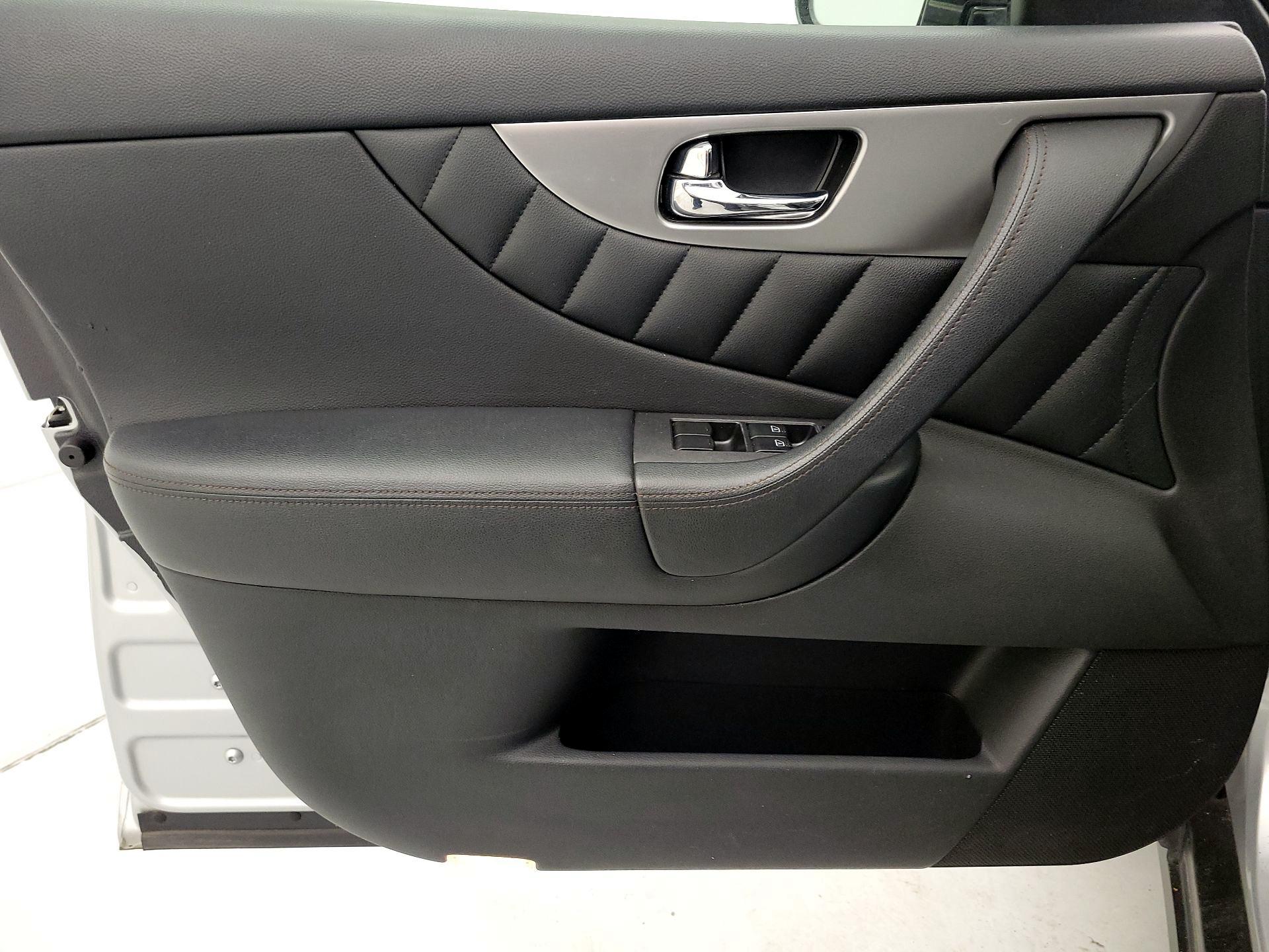 Thumbnail: 2016 INFINITI QX70 - 12