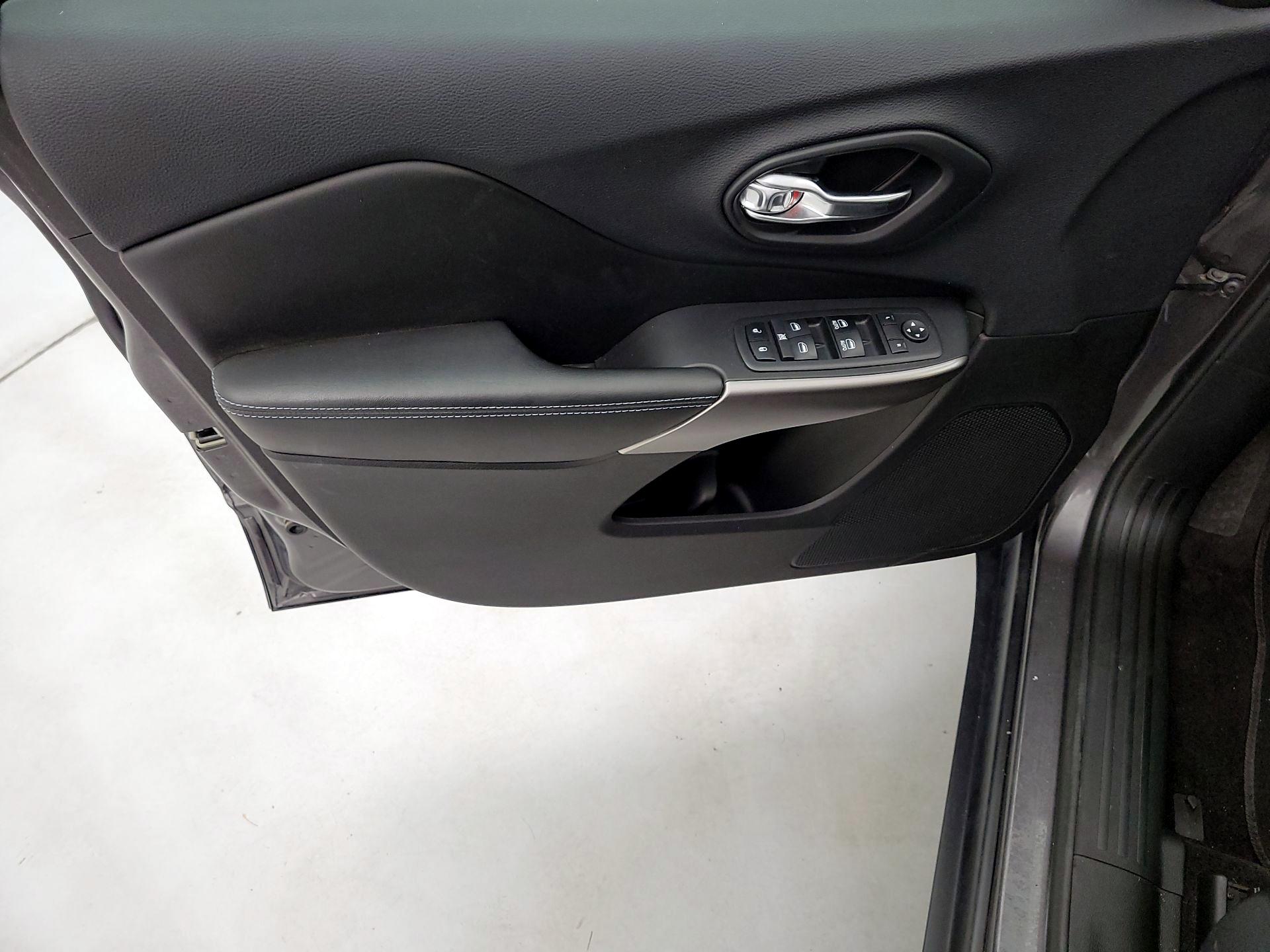 Thumbnail: 2019 Jeep Cherokee - 12