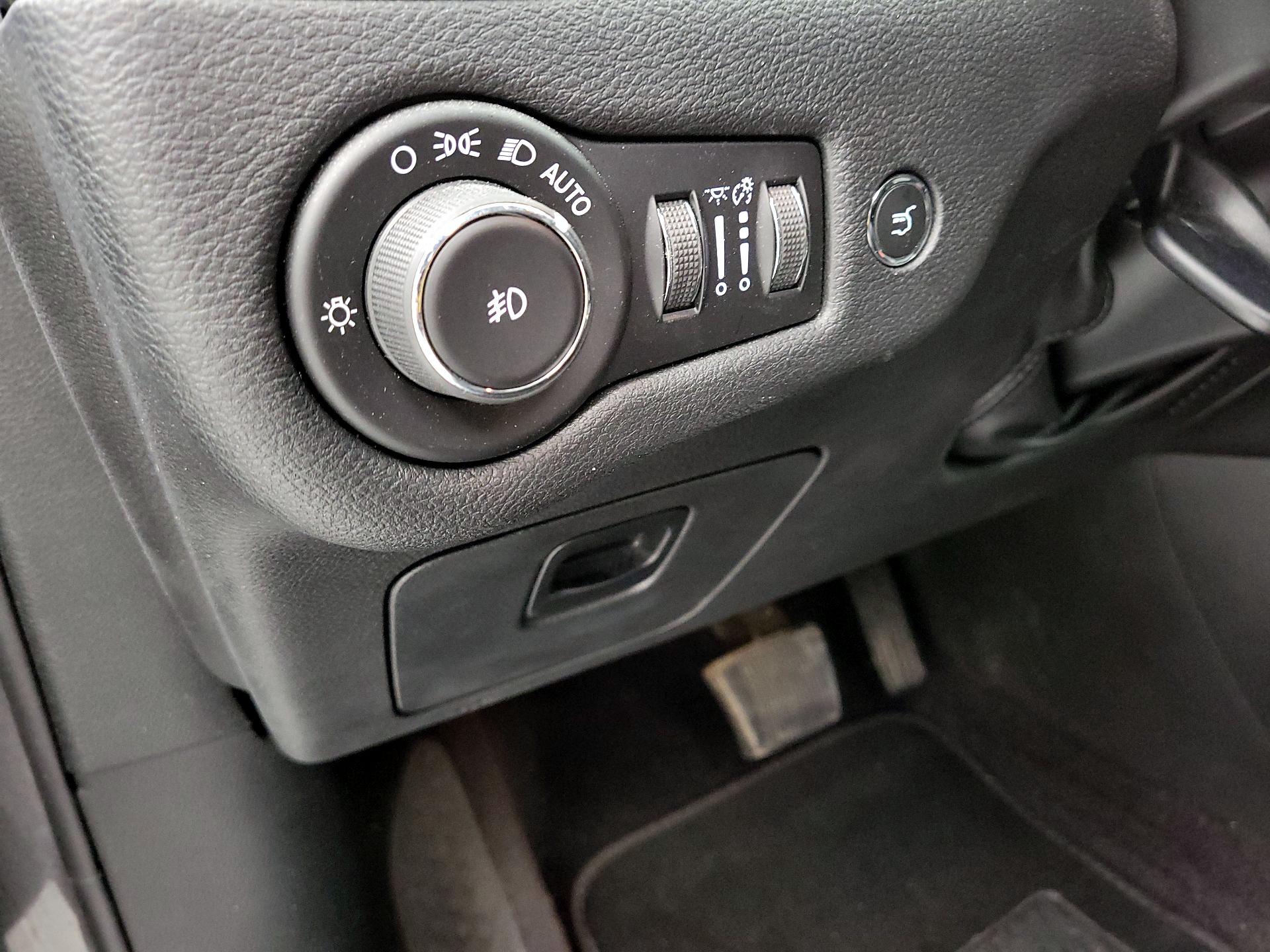 Thumbnail: 2019 Jeep Cherokee - 13