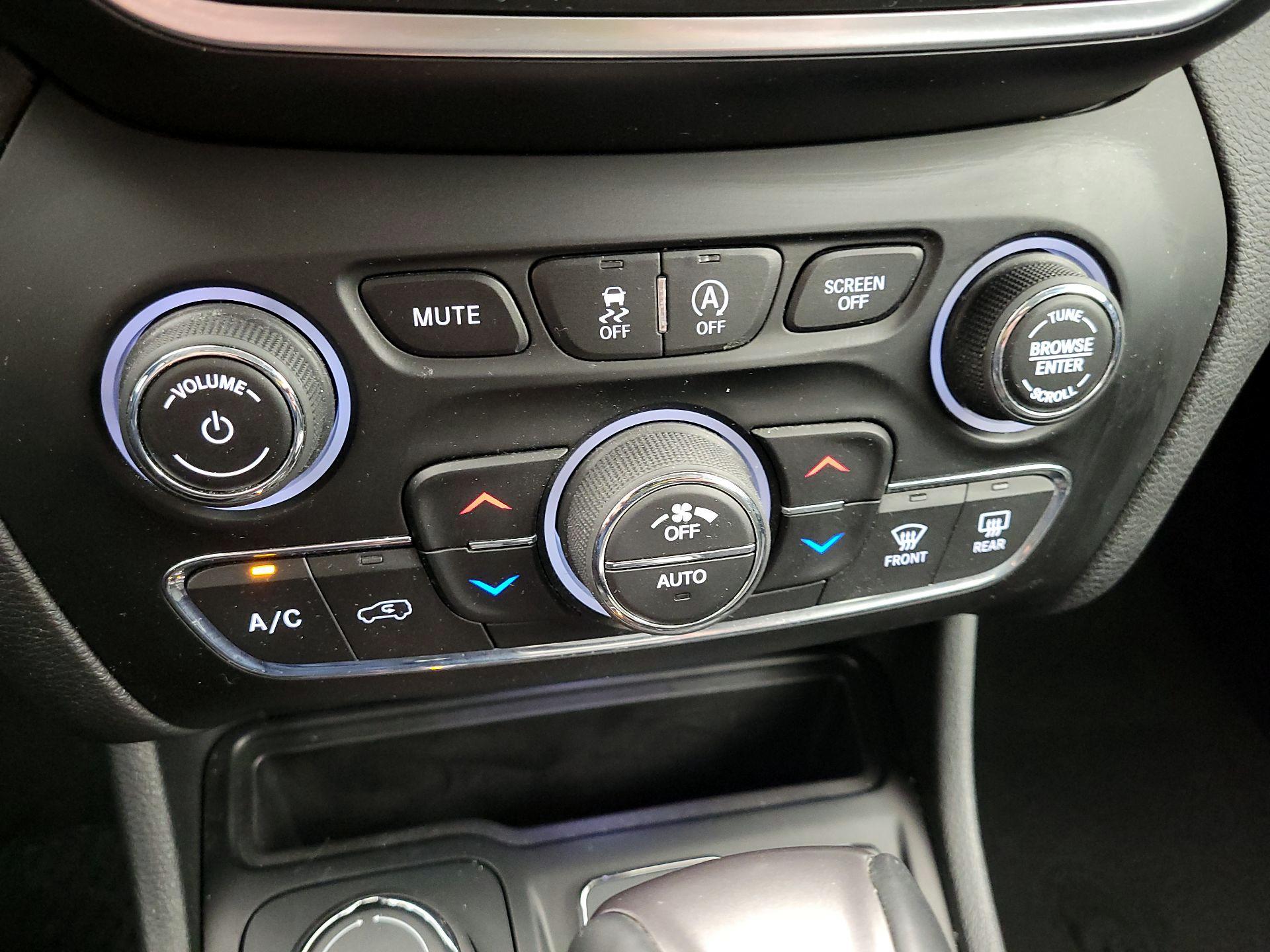 Thumbnail: 2019 Jeep Cherokee - 16
