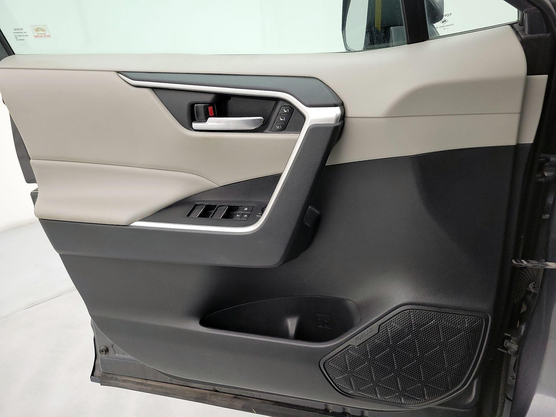 Thumbnail: 2021 Toyota RAV4 - 12