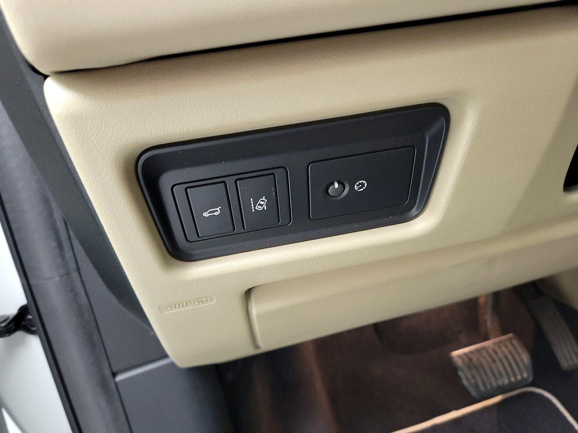 Thumbnail: 2019 Land Rover Discovery Sport - 13