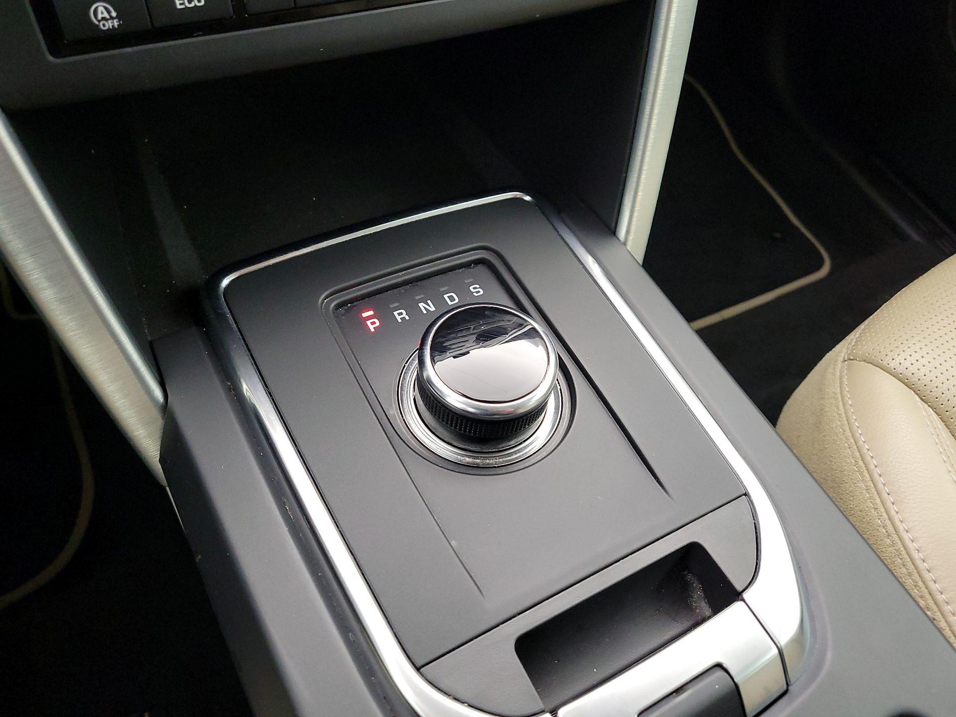 Thumbnail: 2019 Land Rover Discovery Sport - 18