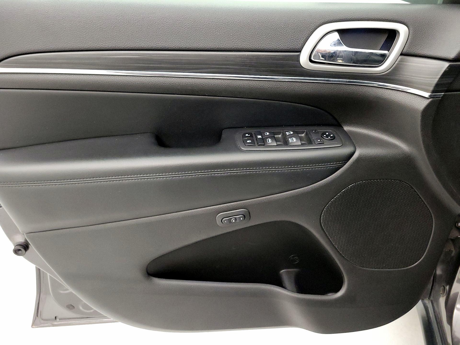 Thumbnail: 2020 Jeep Grand Cherokee - 12