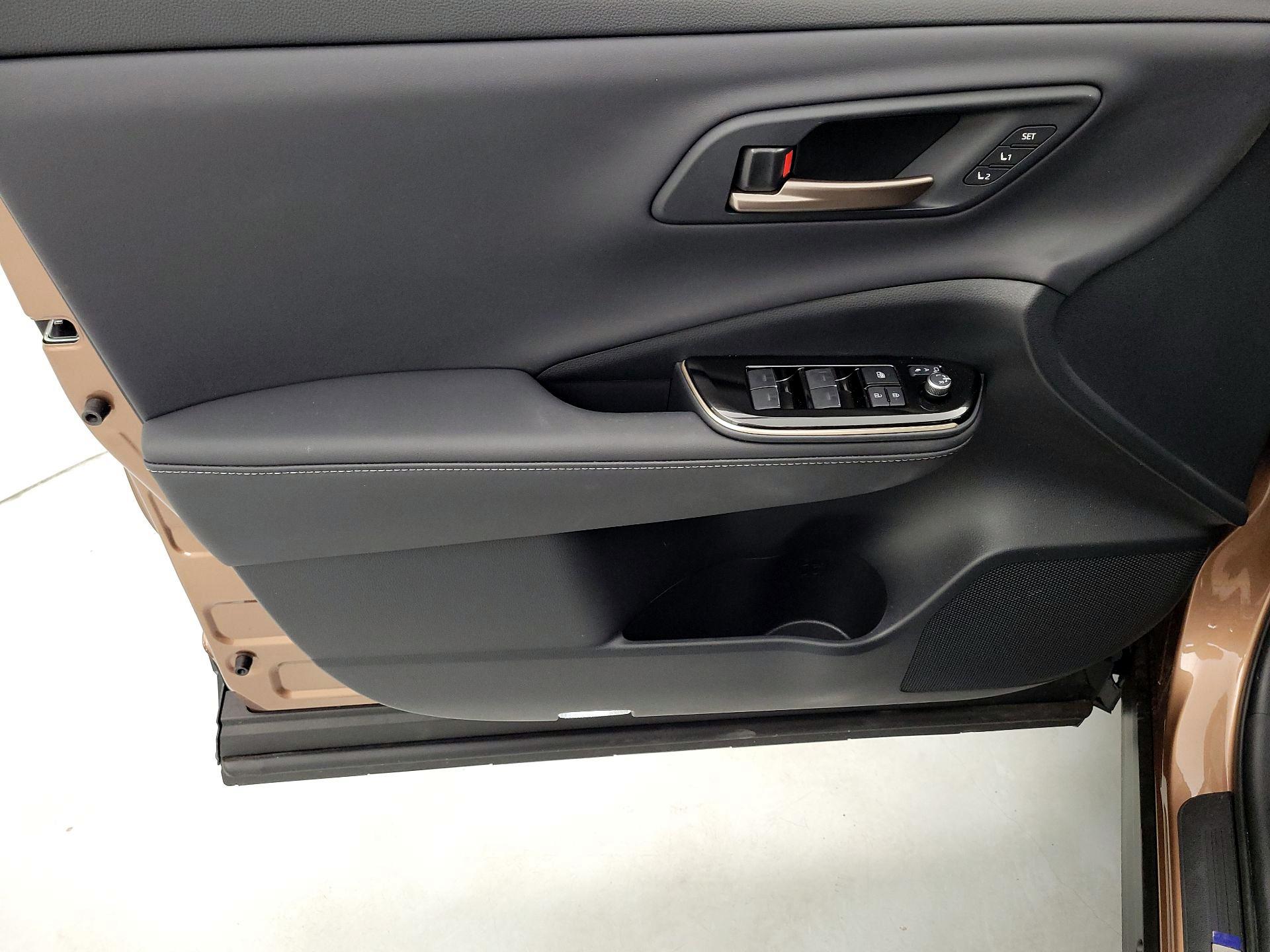 Thumbnail: 2025 Toyota Crown Signia - 12