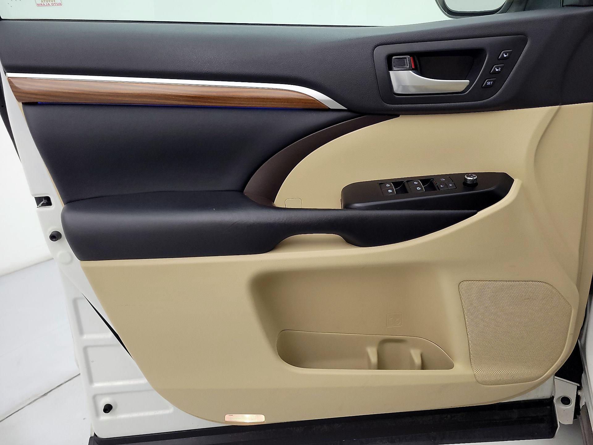 Thumbnail: 2017 Toyota Highlander - 12