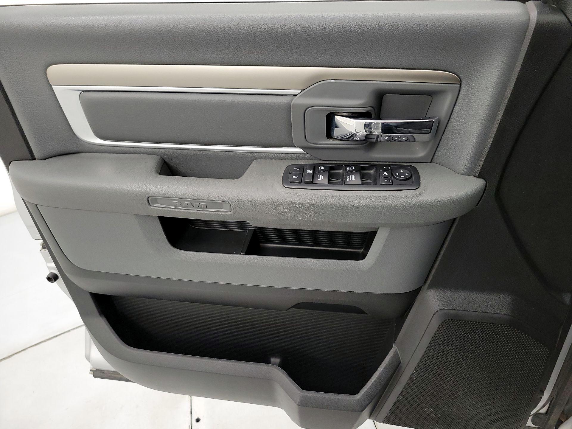 Thumbnail: 2019 RAM 1500 Classic - 12