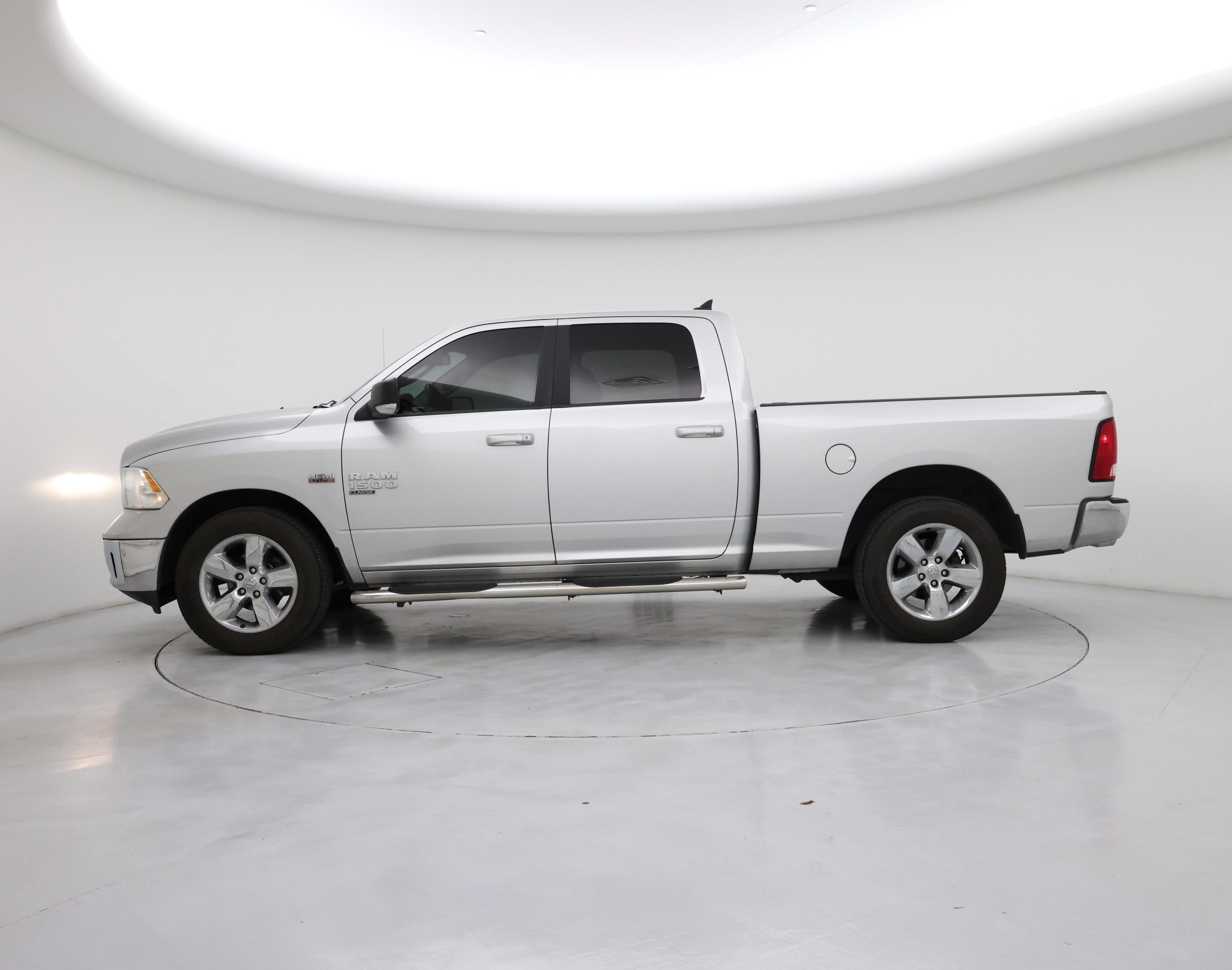 Thumbnail: 2019 RAM 1500 Classic - 3