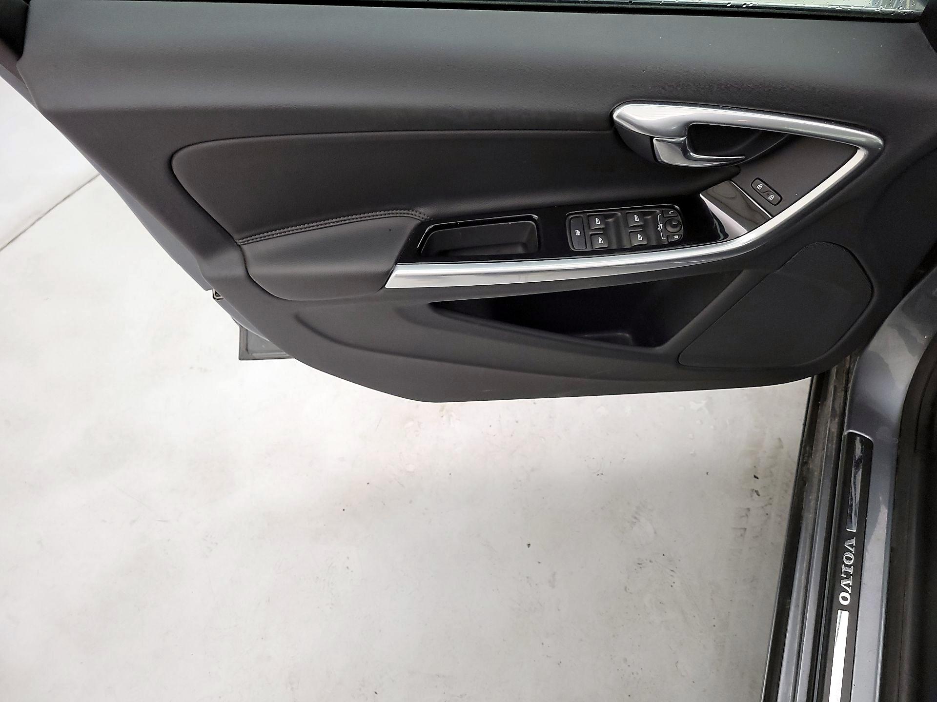 Thumbnail: 2016 Volvo V60 - 12