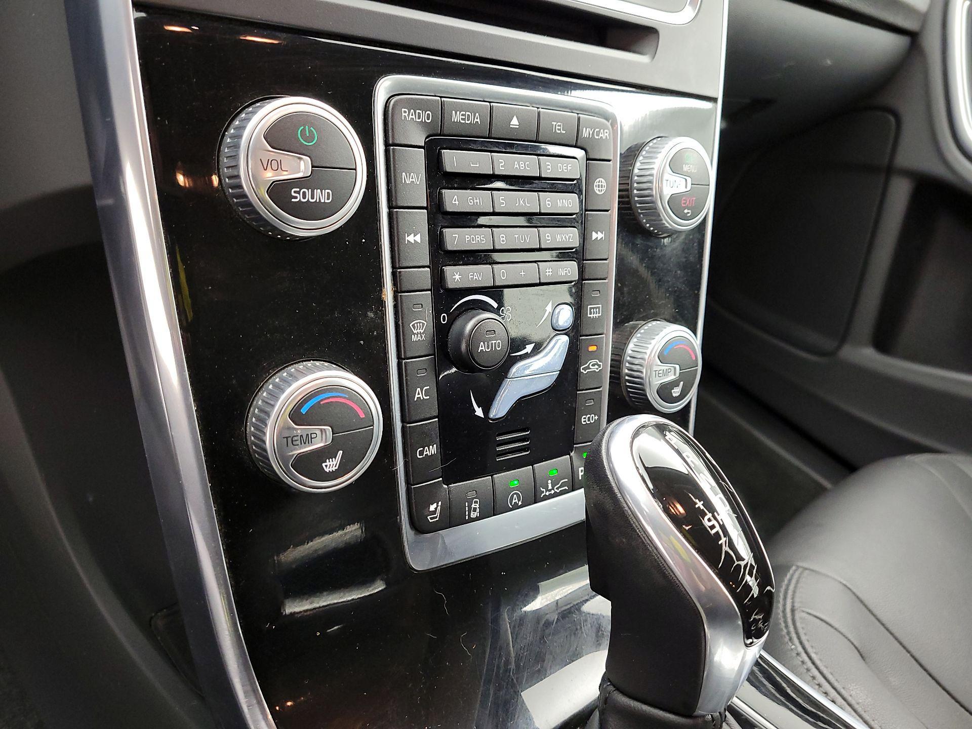 Thumbnail: 2016 Volvo V60 - 17