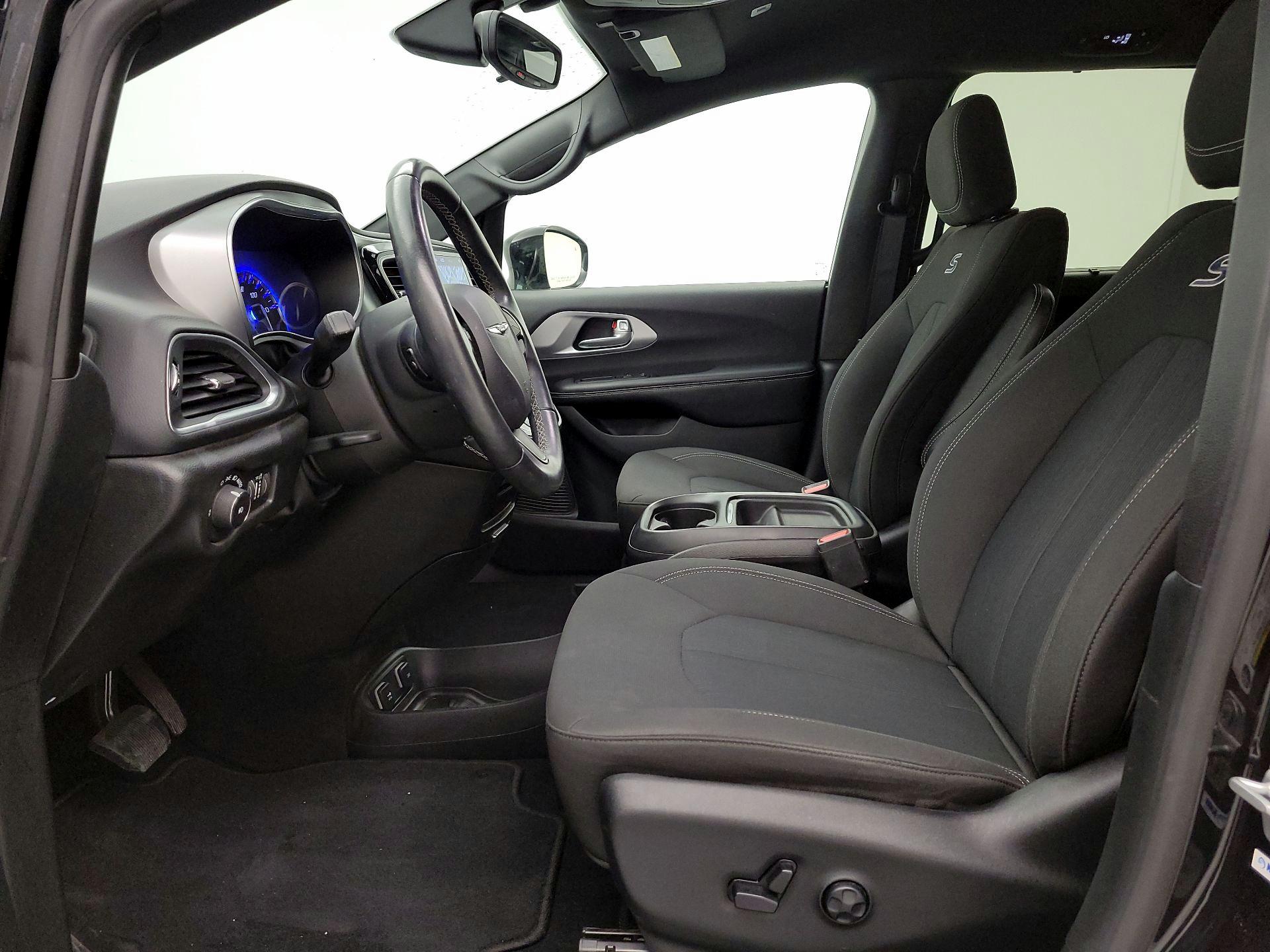 Thumbnail: 2018 Chrysler Pacifica - 11