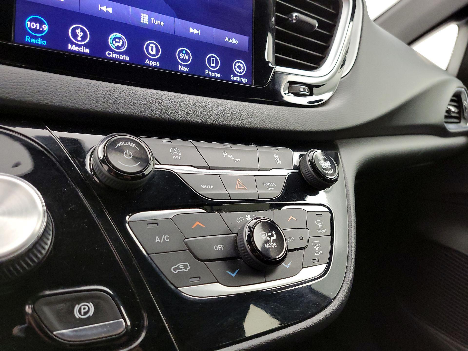 Thumbnail: 2018 Chrysler Pacifica - 17