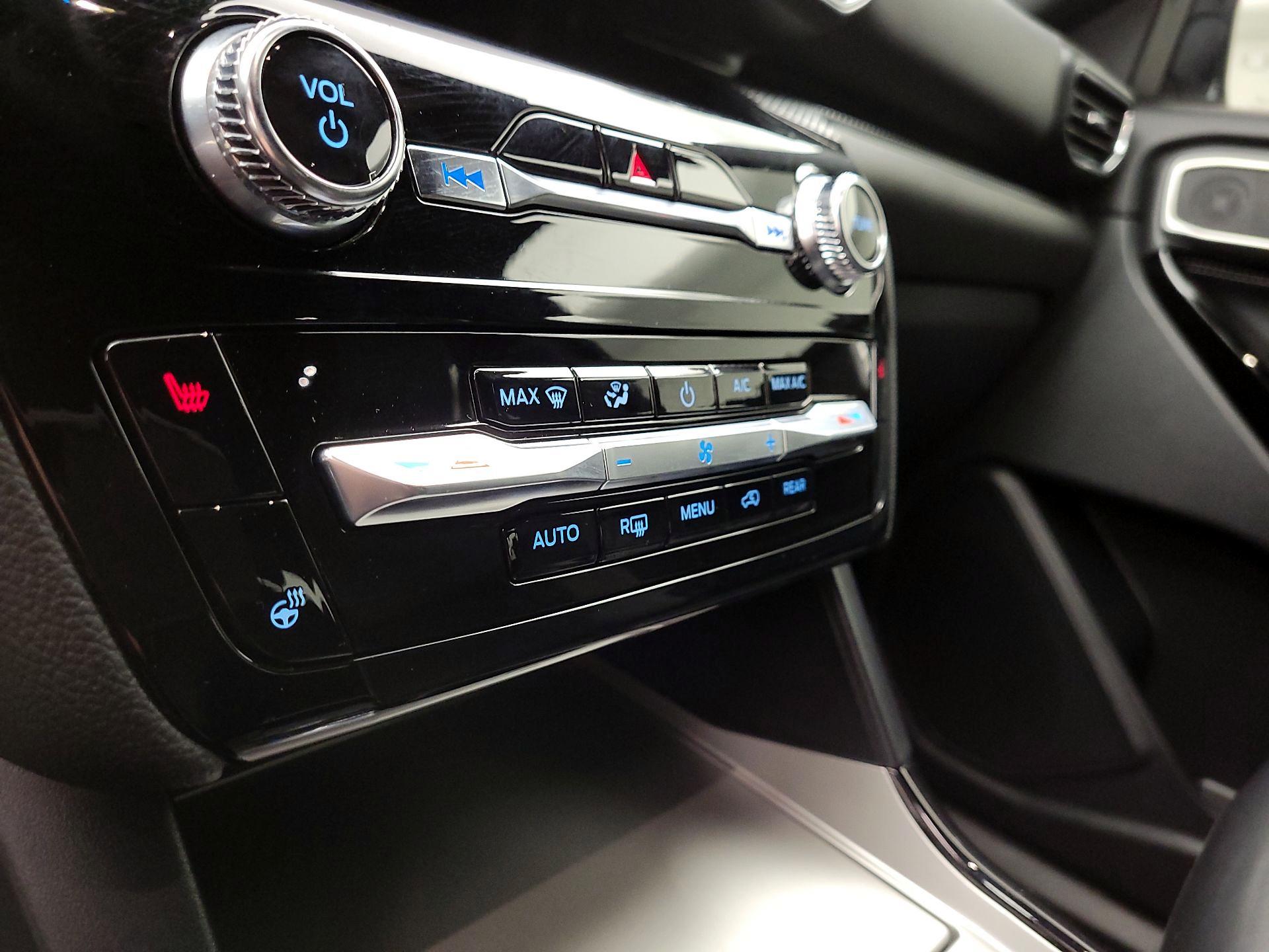 Thumbnail: 2022 Ford Explorer - 16