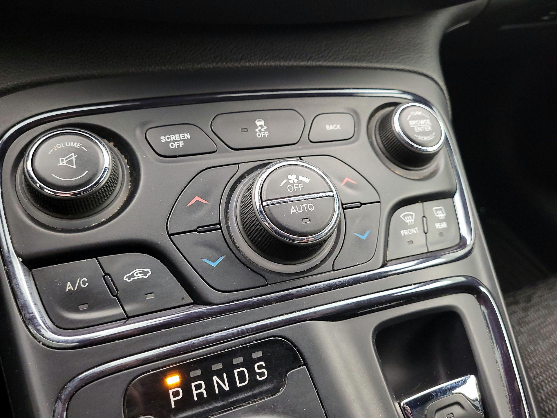 Thumbnail: 2015 Chrysler 200 - 17