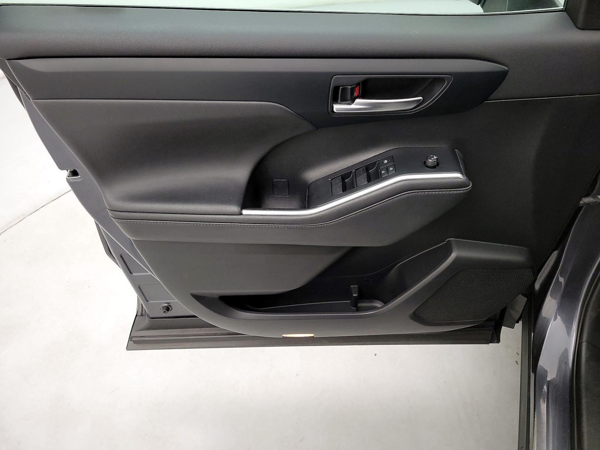 Thumbnail: 2020 Toyota Highlander - 12