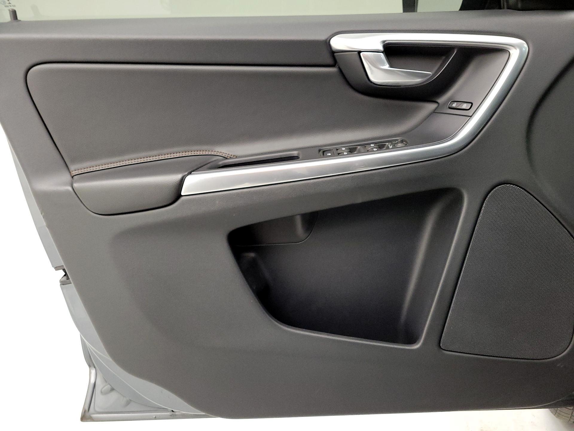 Thumbnail: 2017 Volvo XC60 - 12