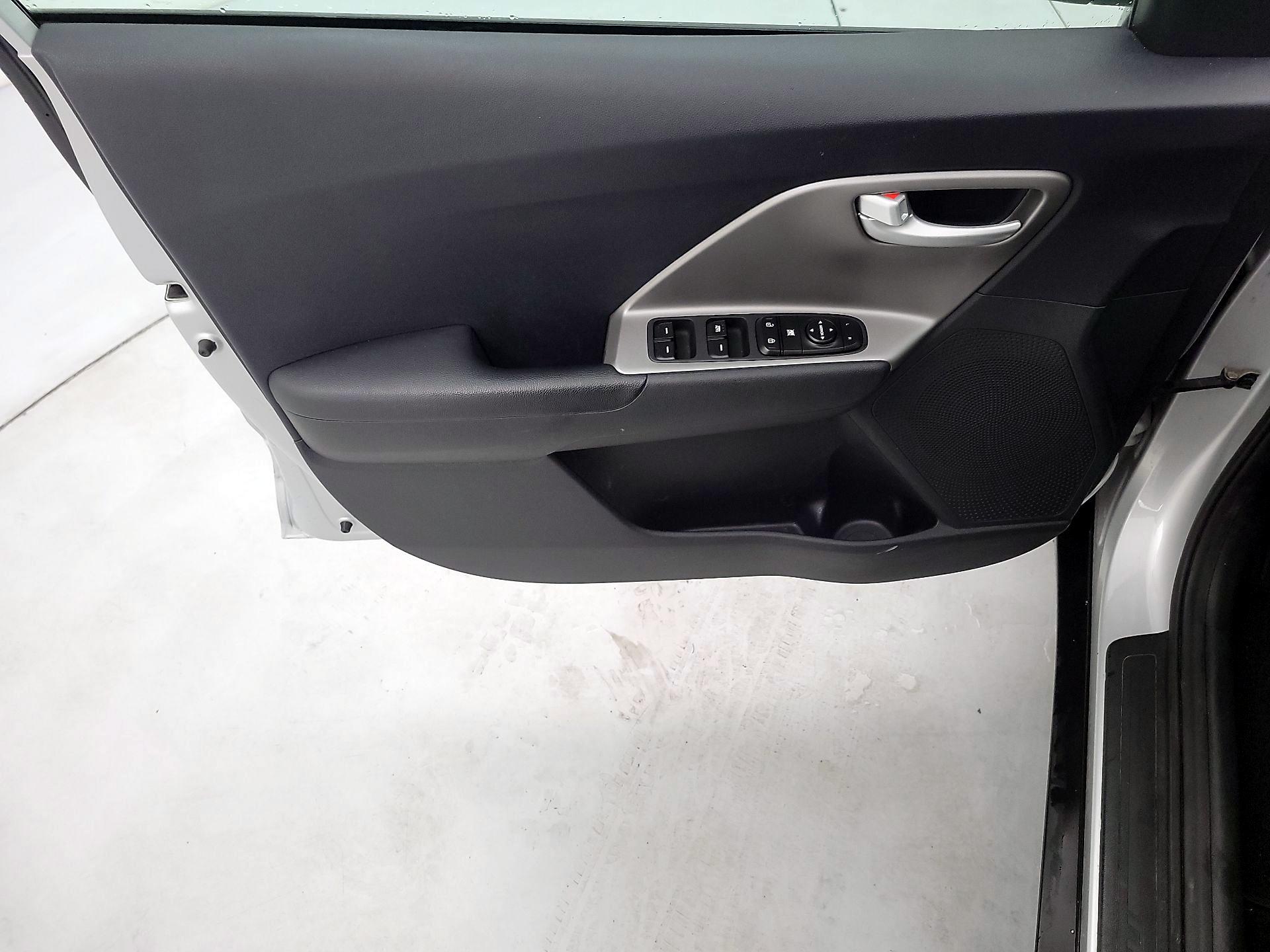 Thumbnail: 2018 Kia Niro - 12