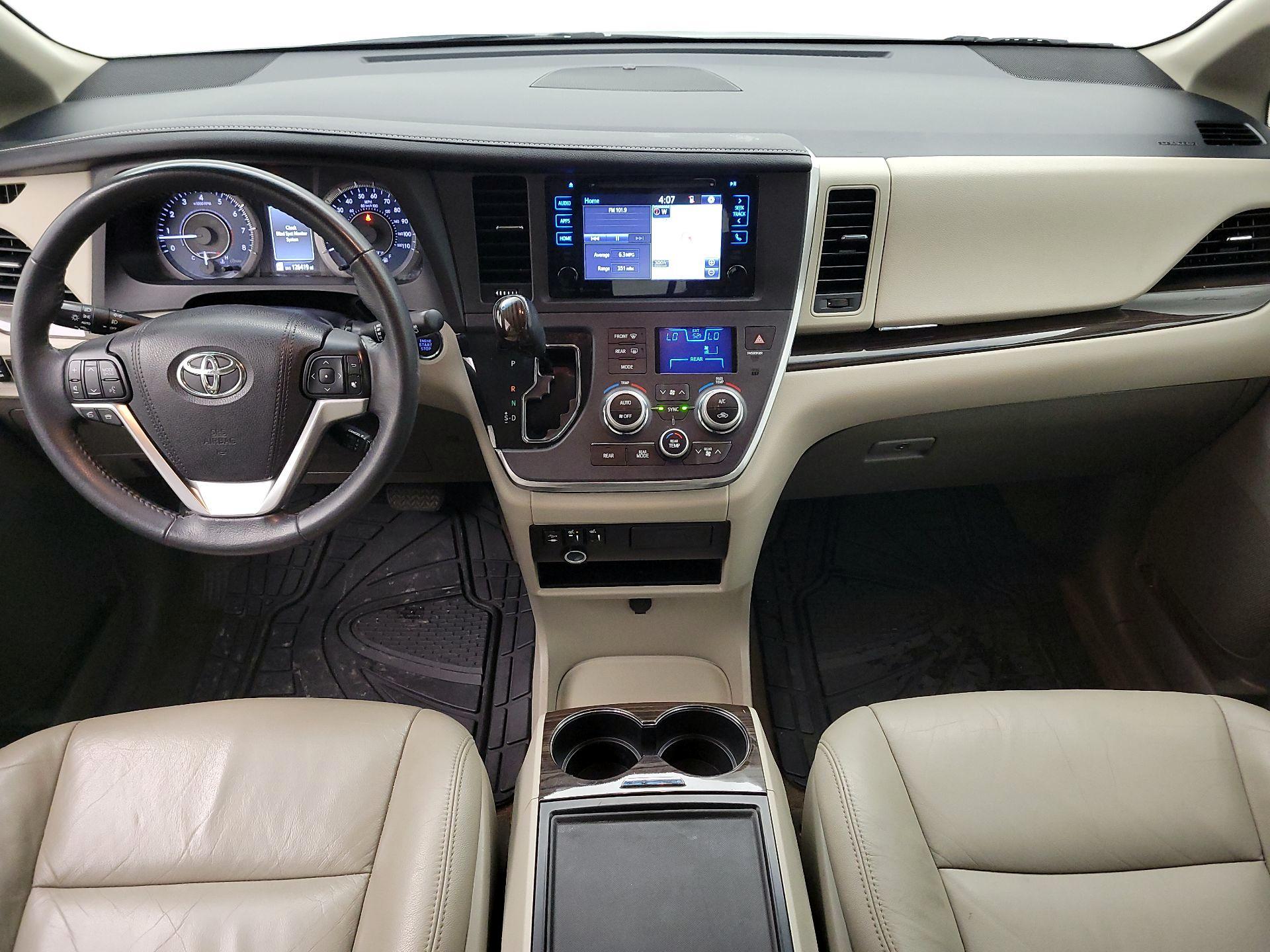 Thumbnail: 2017 Toyota Sienna - 9