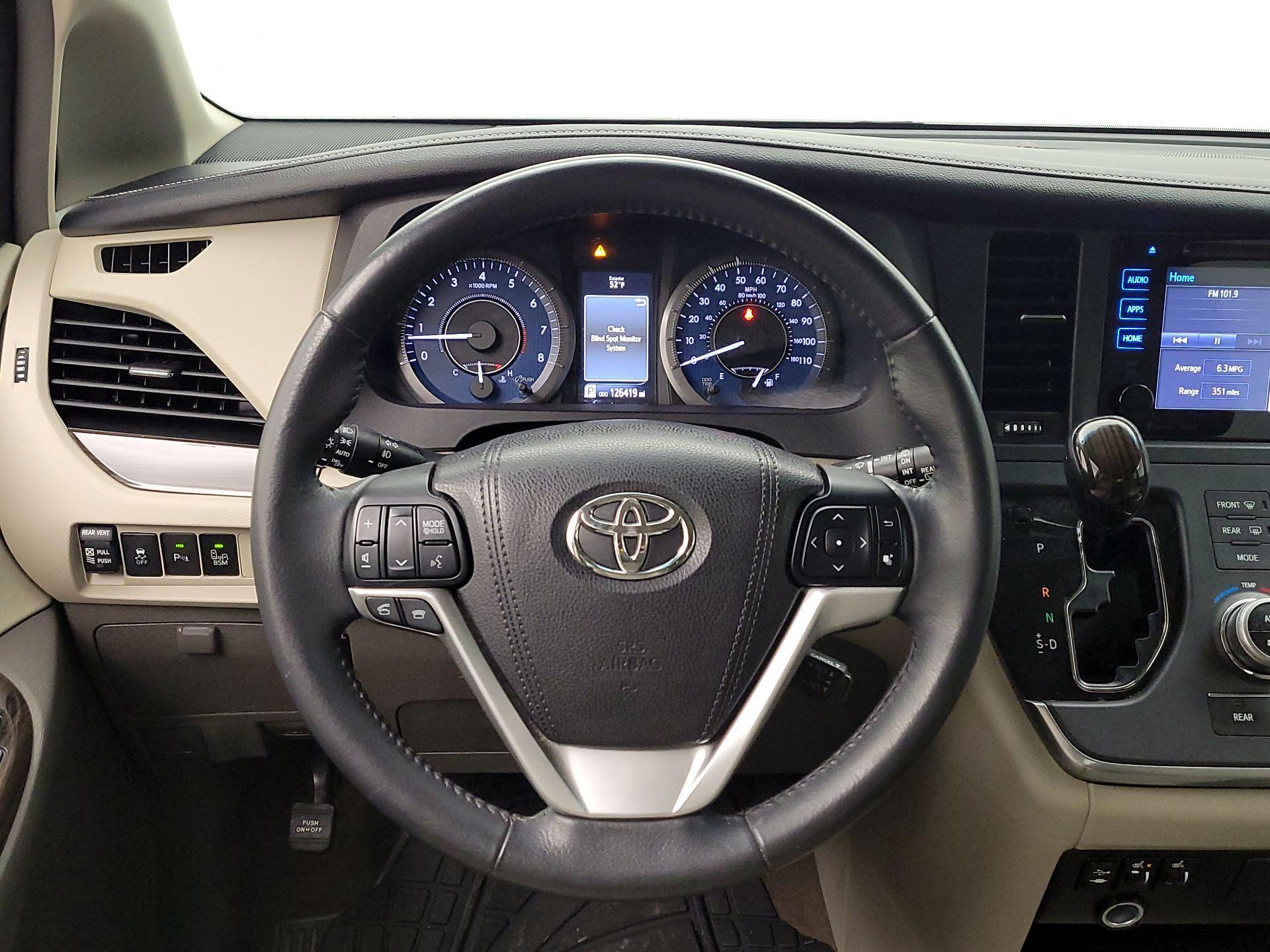 Thumbnail: 2017 Toyota Sienna - 10