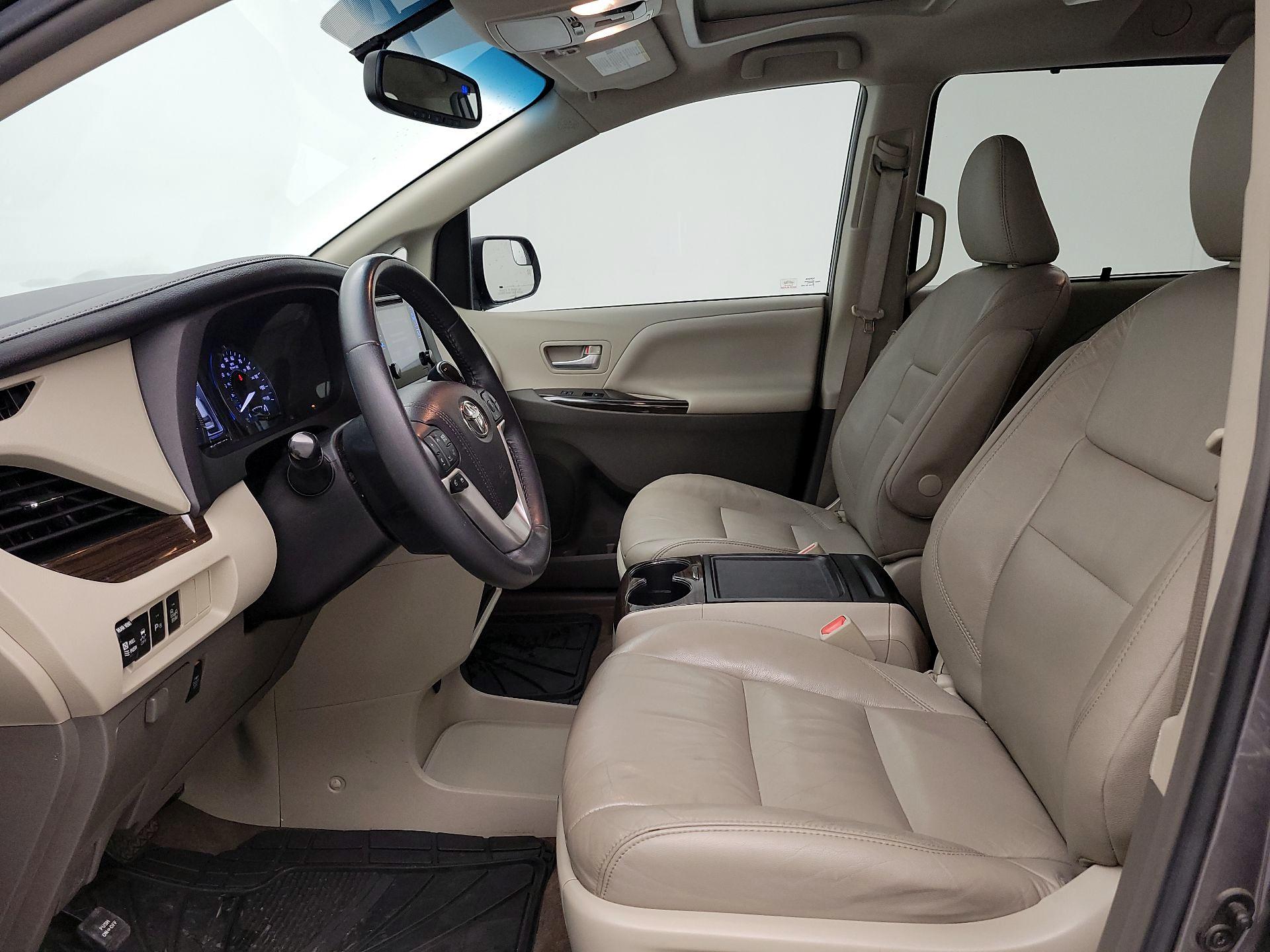 Thumbnail: 2017 Toyota Sienna - 11