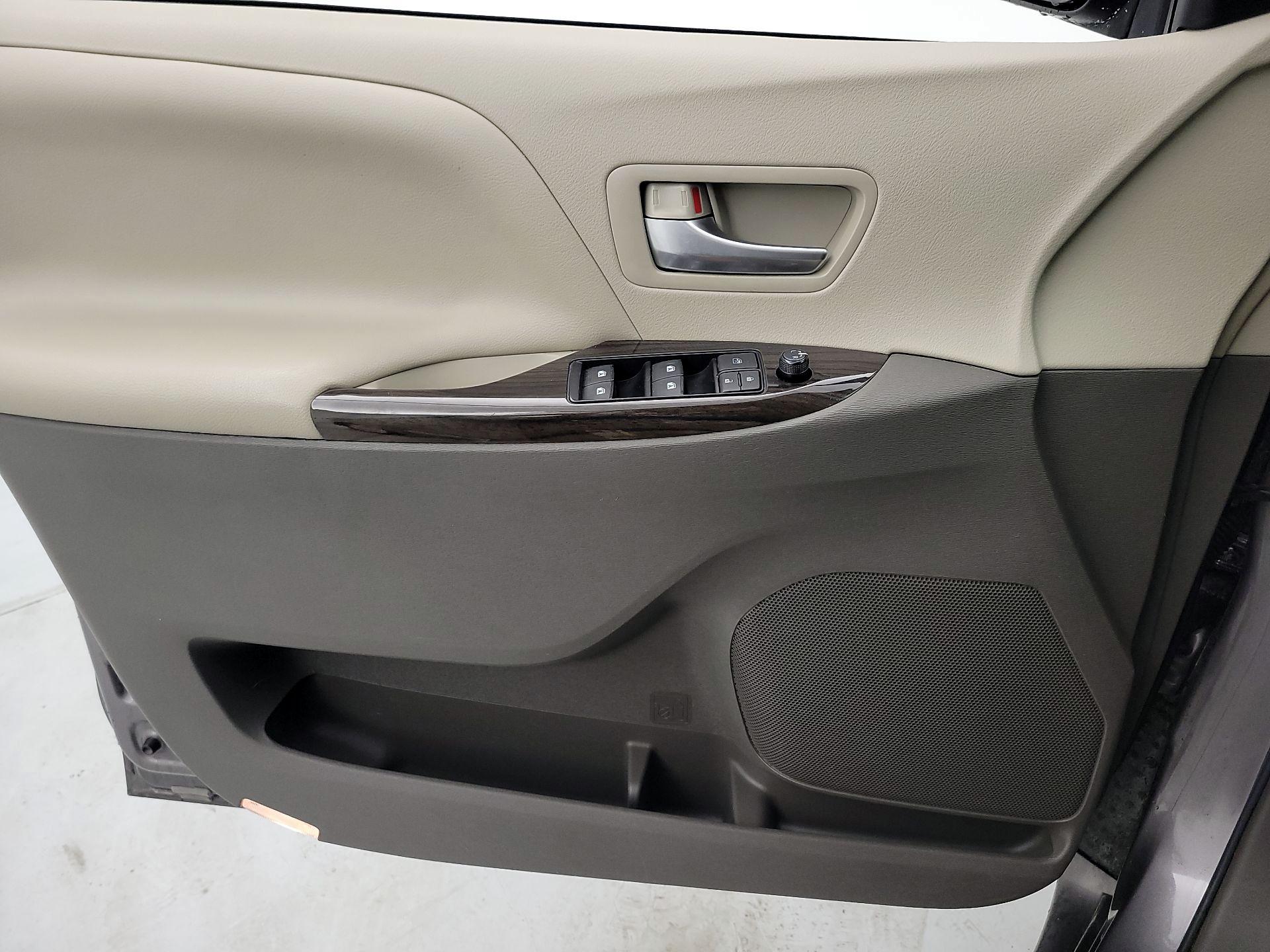 Thumbnail: 2017 Toyota Sienna - 12