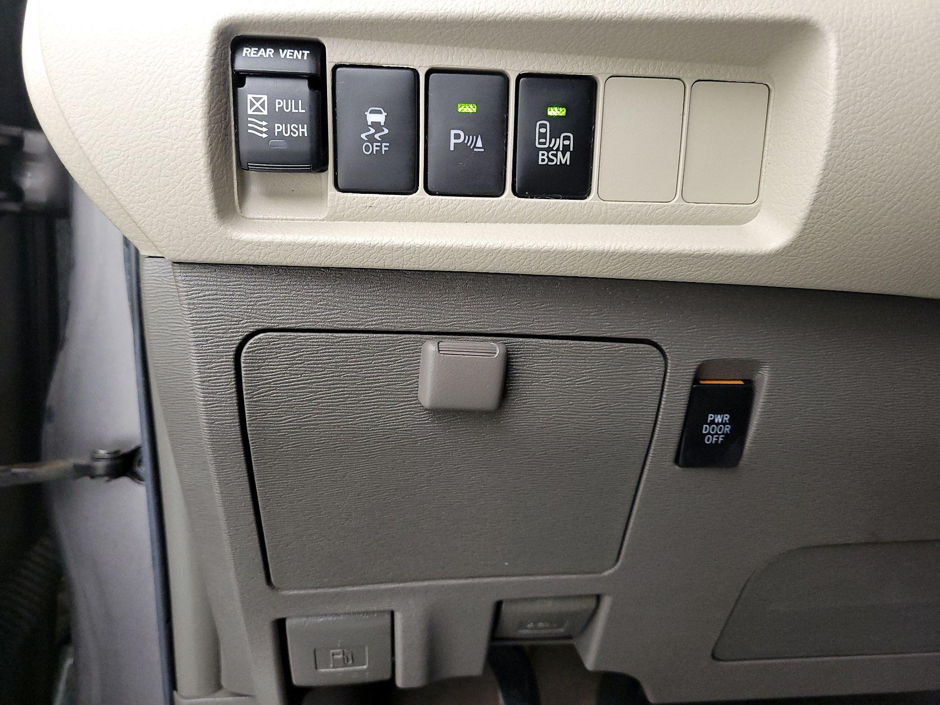 Thumbnail: 2017 Toyota Sienna - 13