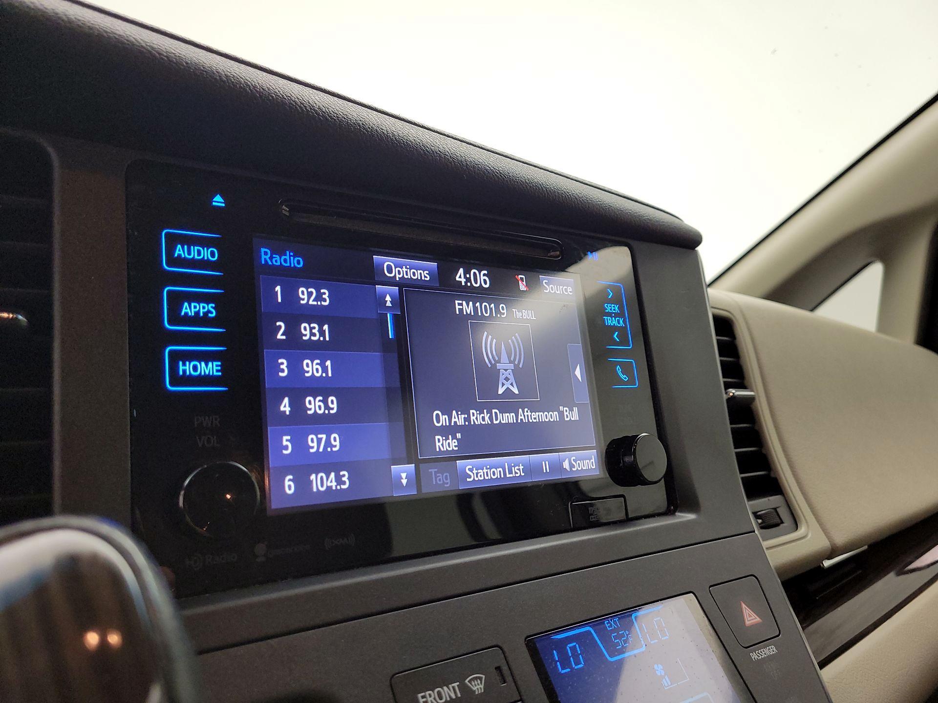 Thumbnail: 2017 Toyota Sienna - 15