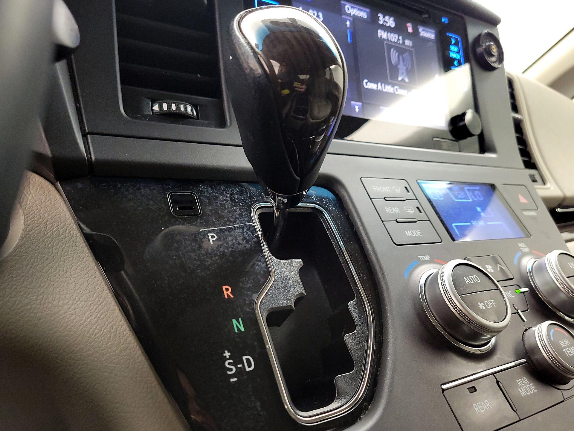 Thumbnail: 2017 Toyota Sienna - 17