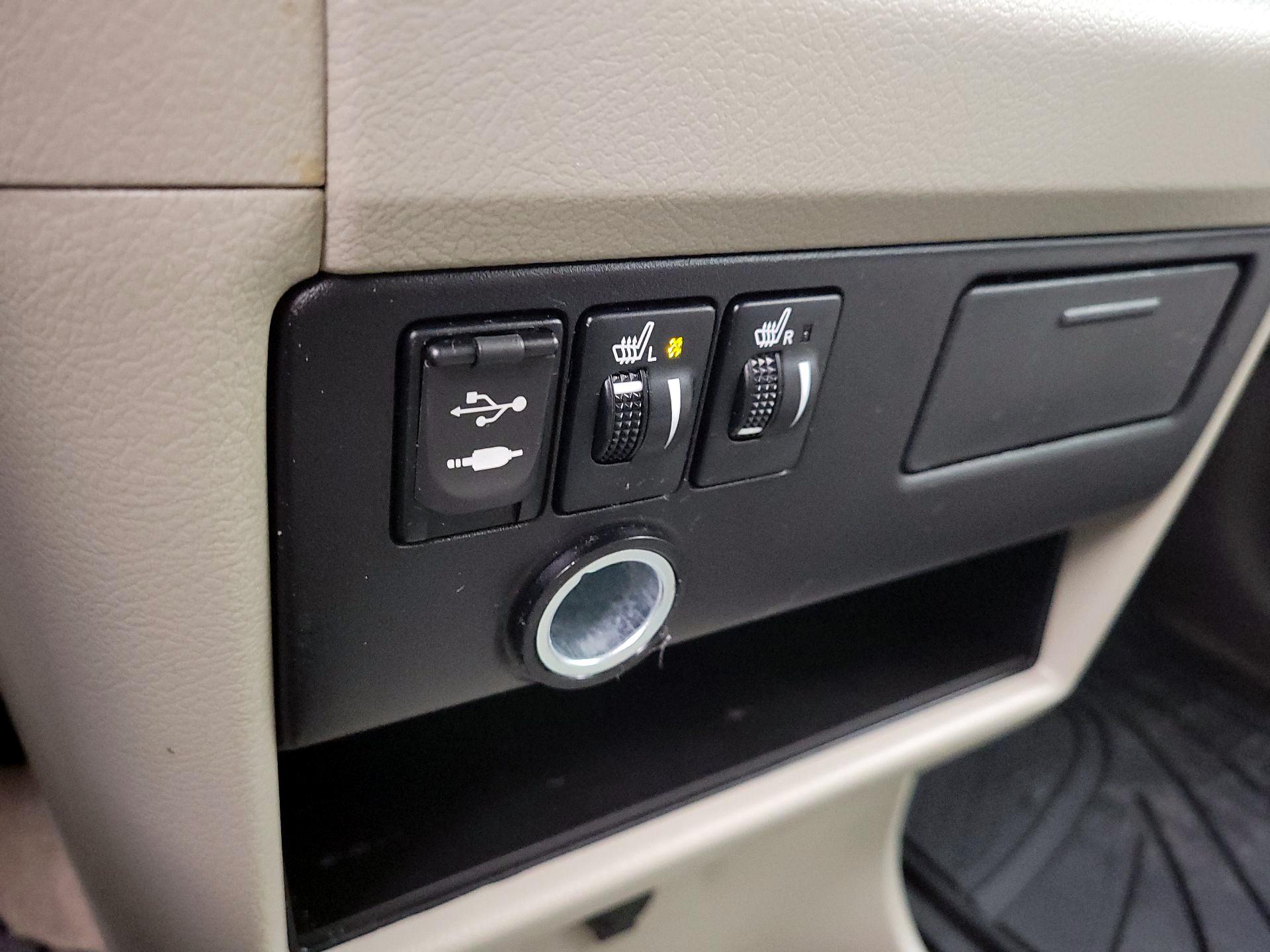 Thumbnail: 2017 Toyota Sienna - 18