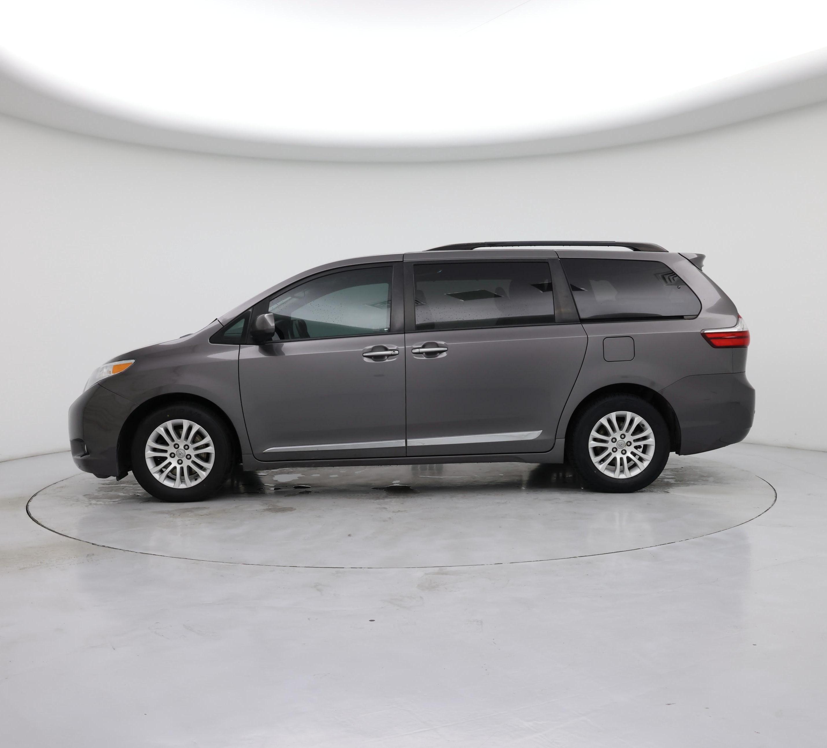 Thumbnail: 2017 Toyota Sienna - 3