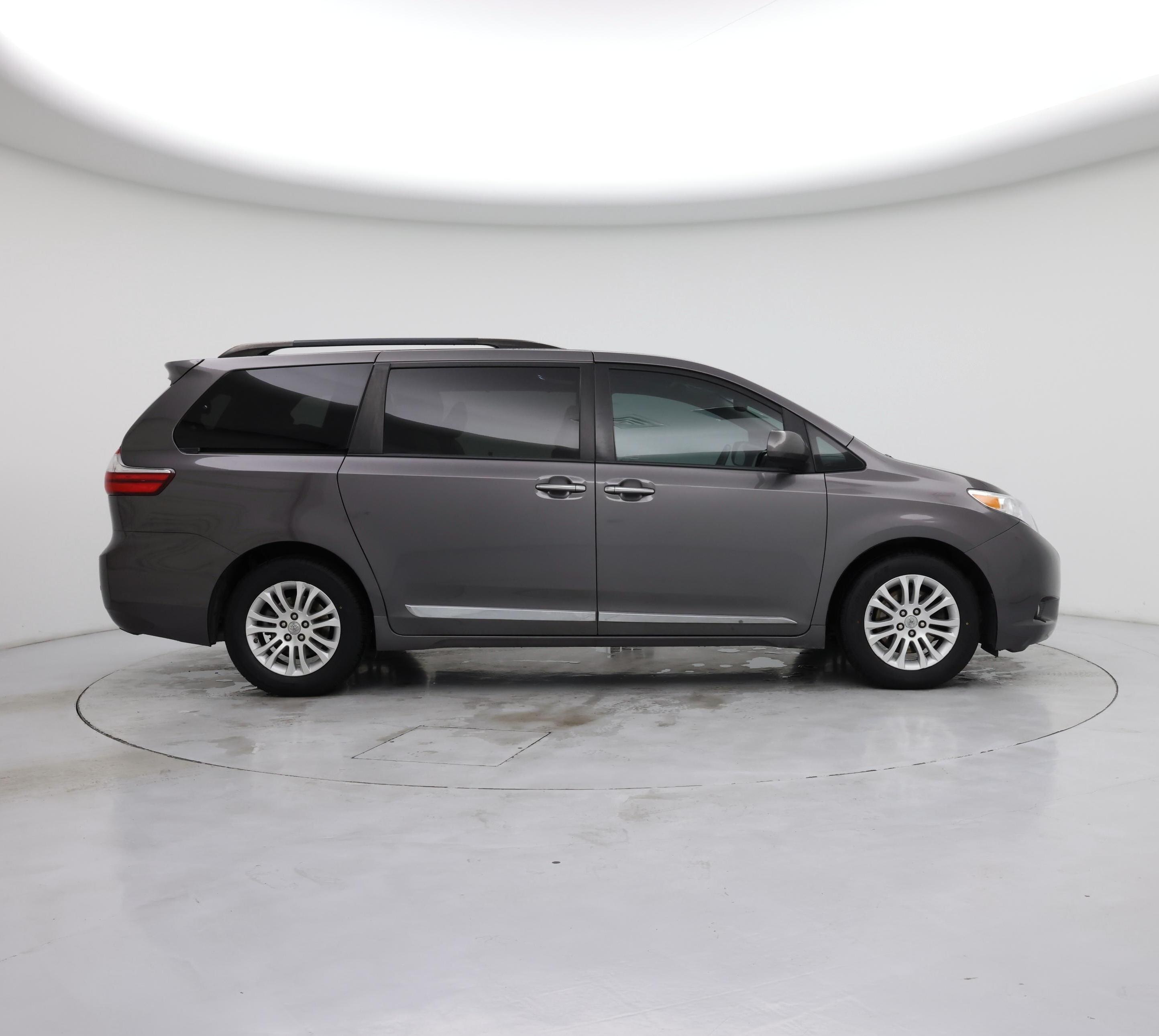 Thumbnail: 2017 Toyota Sienna - 7