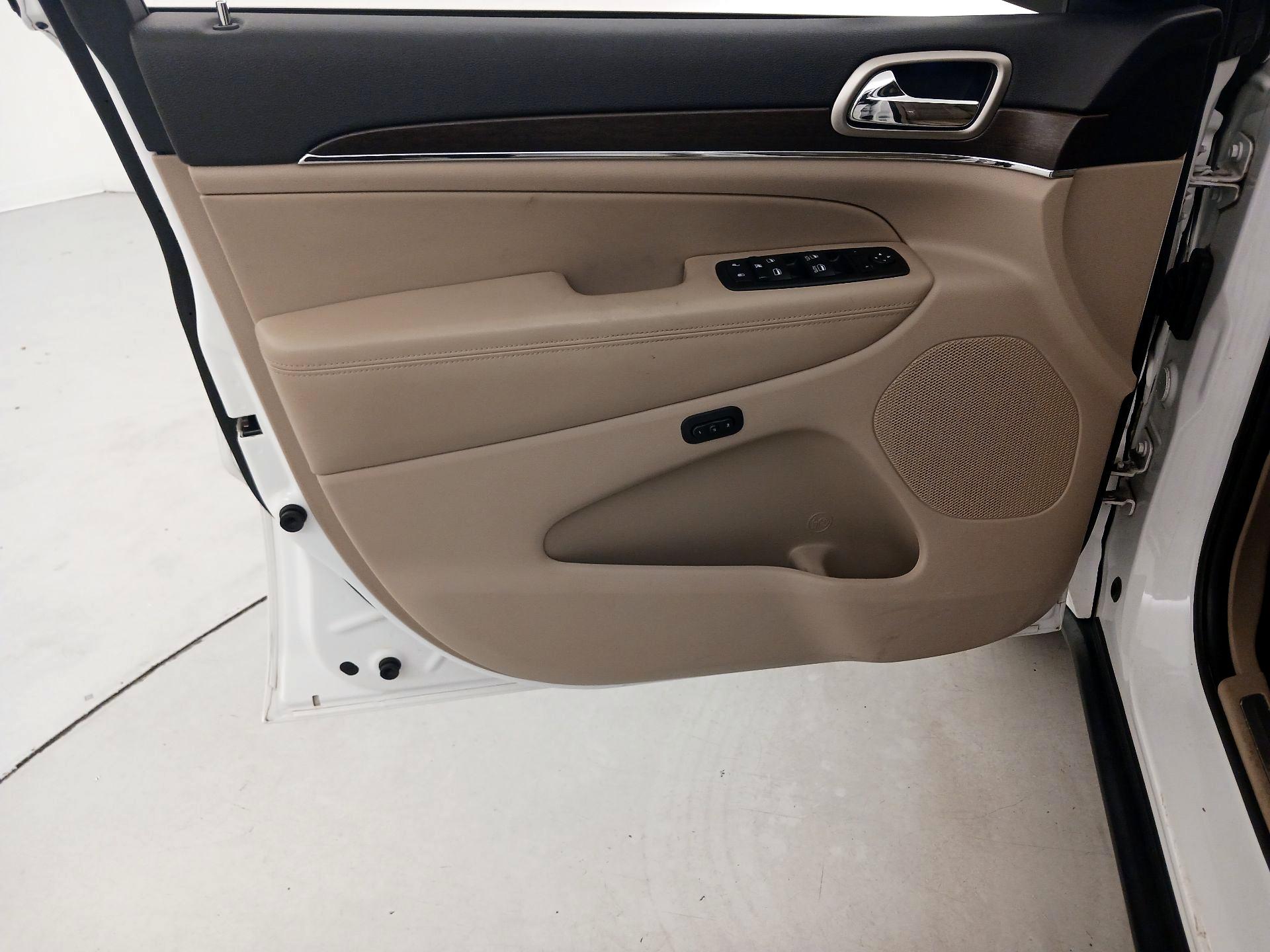 Thumbnail: 2015 Jeep Grand Cherokee - 12