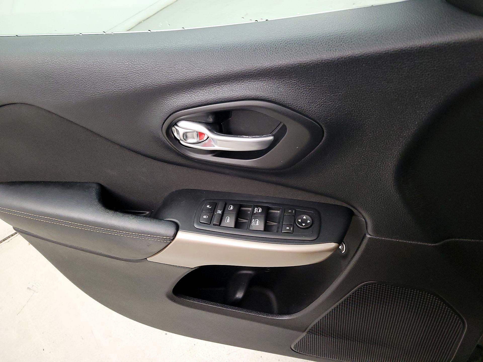 Thumbnail: 2017 Jeep Cherokee - 12