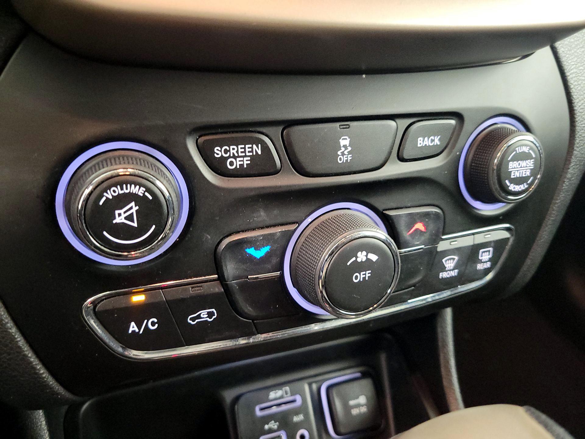 Thumbnail: 2017 Jeep Cherokee - 16