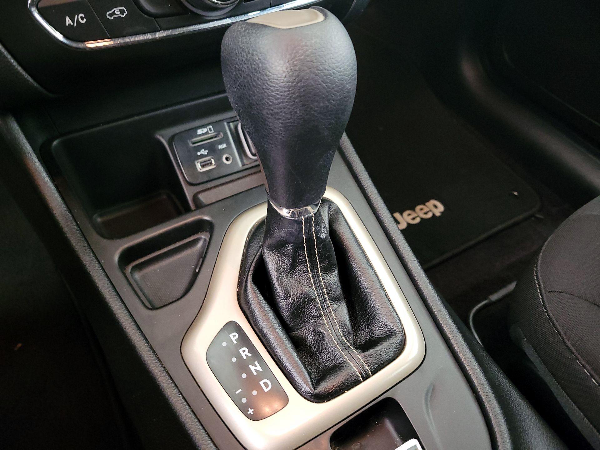 Thumbnail: 2017 Jeep Cherokee - 17