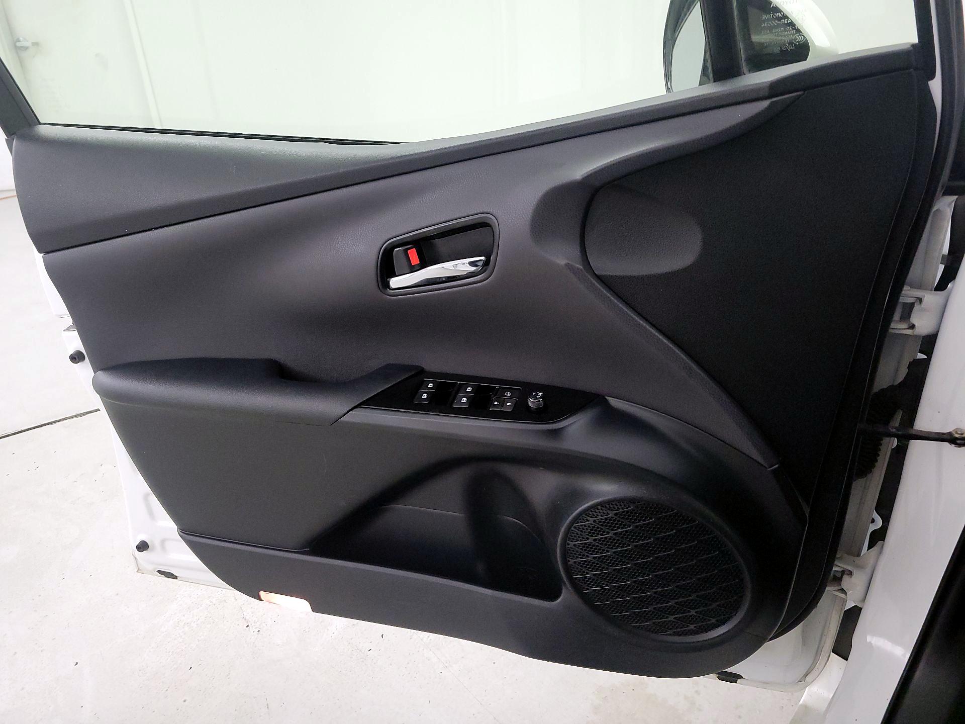 Thumbnail: 2018 Toyota Prius - 12