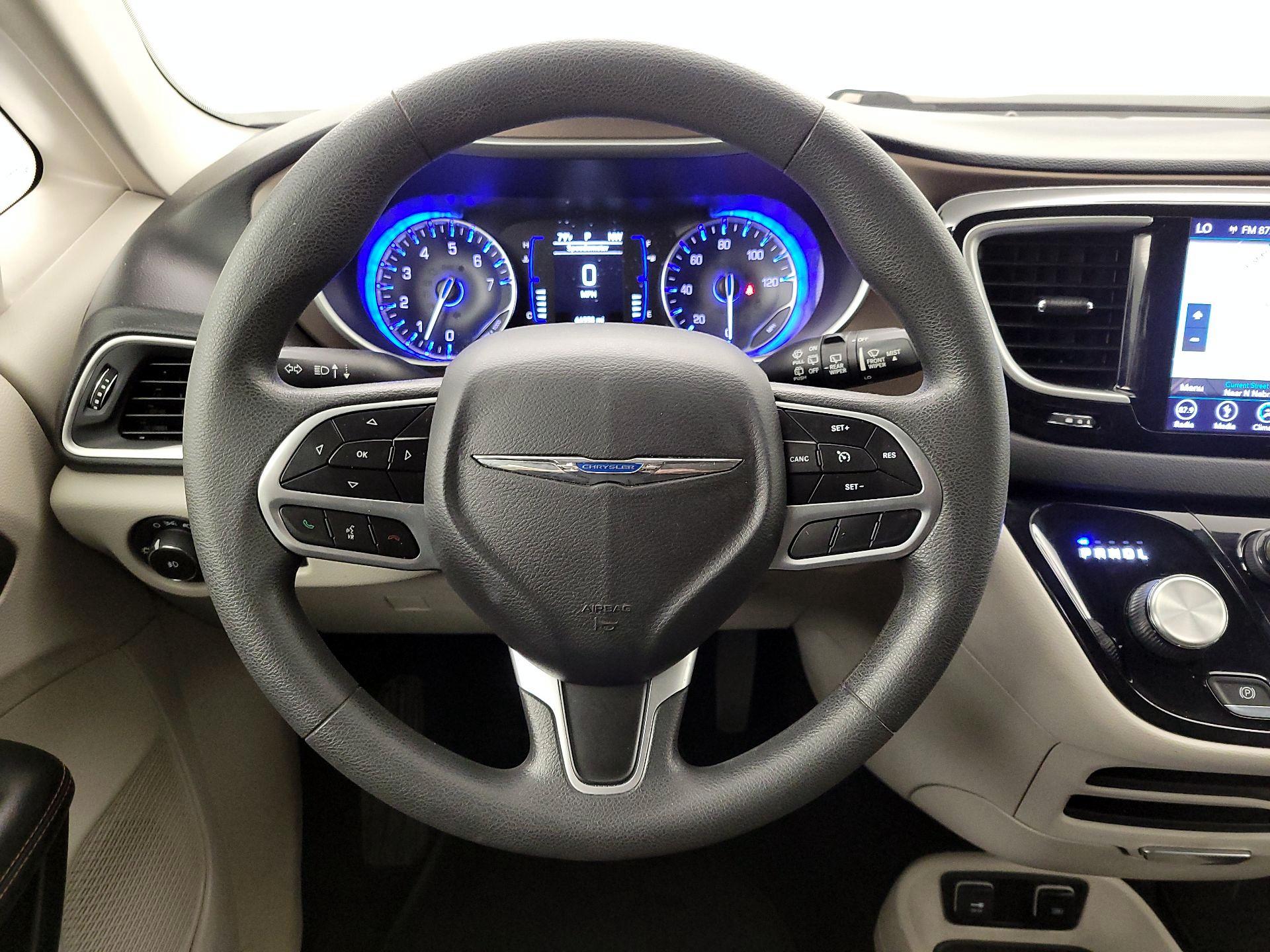 Thumbnail: 2018 Chrysler Pacifica - 10