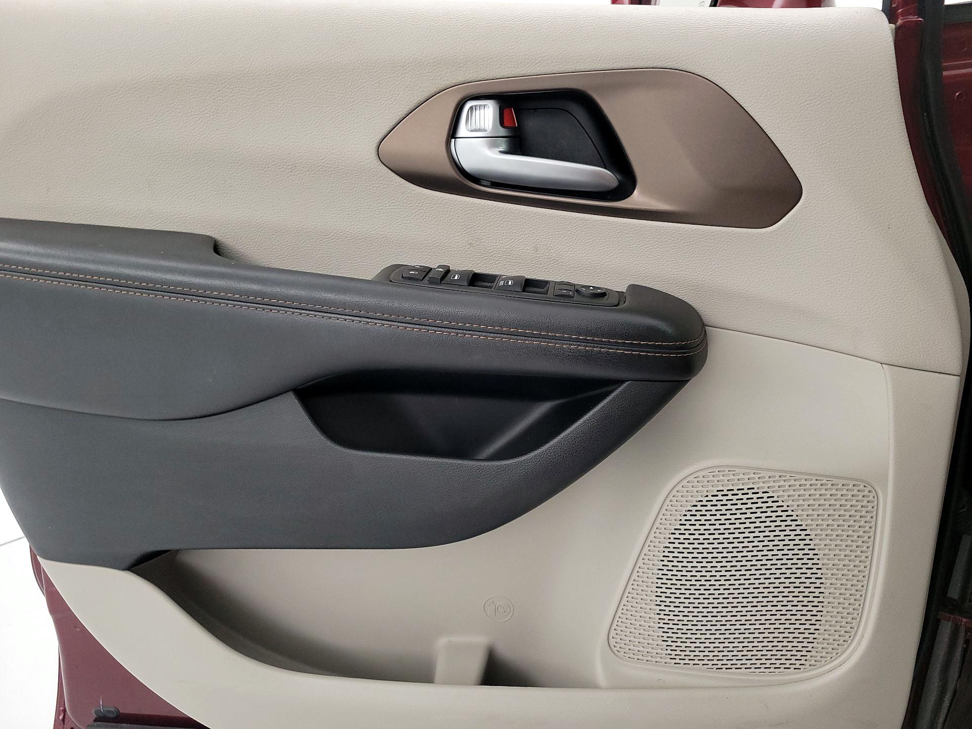 Thumbnail: 2018 Chrysler Pacifica - 12