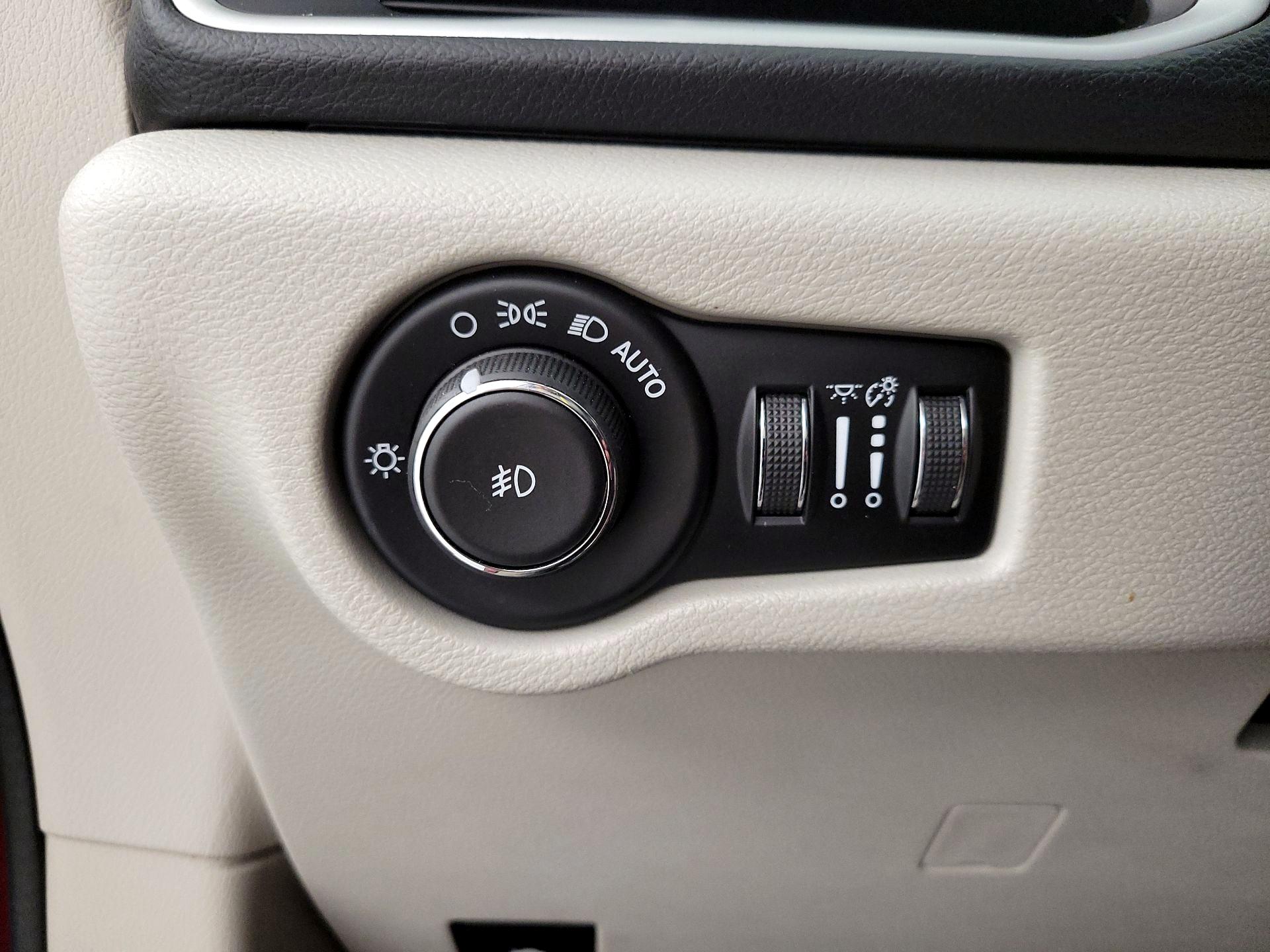 Thumbnail: 2018 Chrysler Pacifica - 13