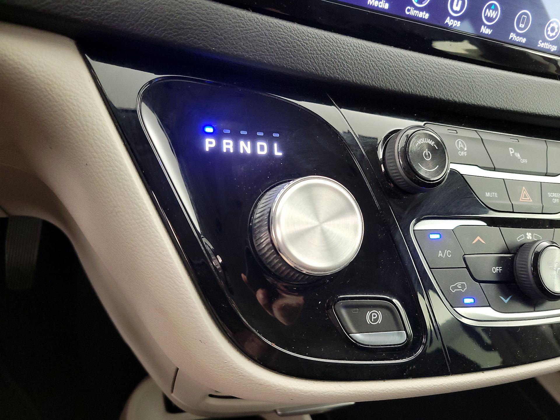 Thumbnail: 2018 Chrysler Pacifica - 18