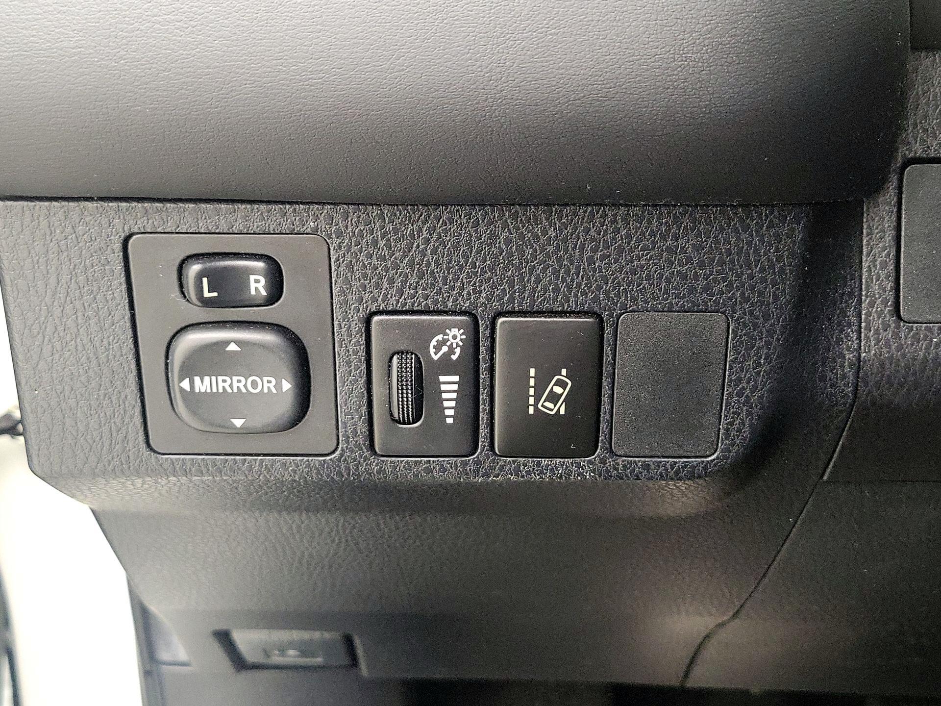 Thumbnail: 2016 Toyota RAV4 - 13