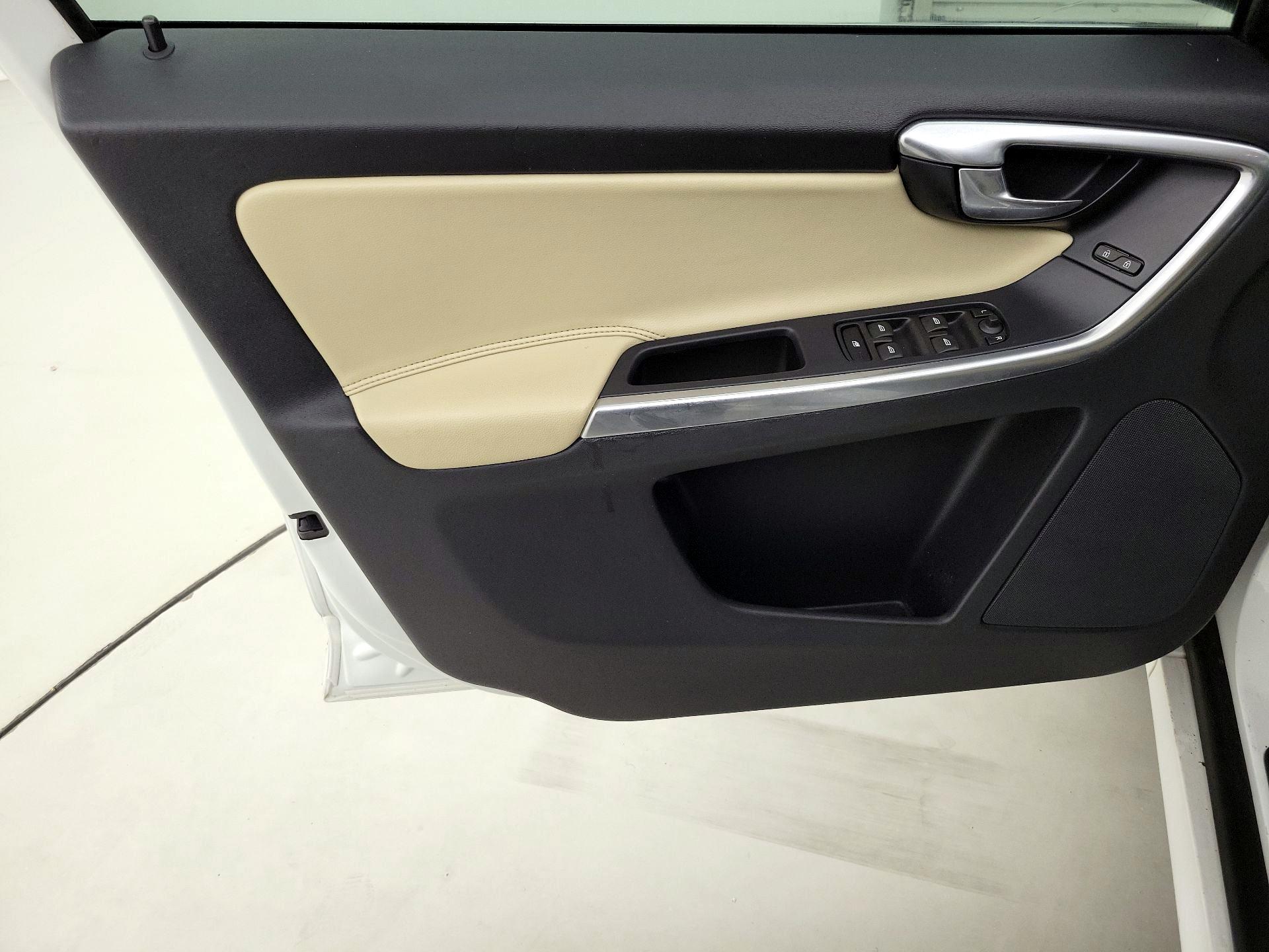 Thumbnail: 2016 Volvo XC60 - 12