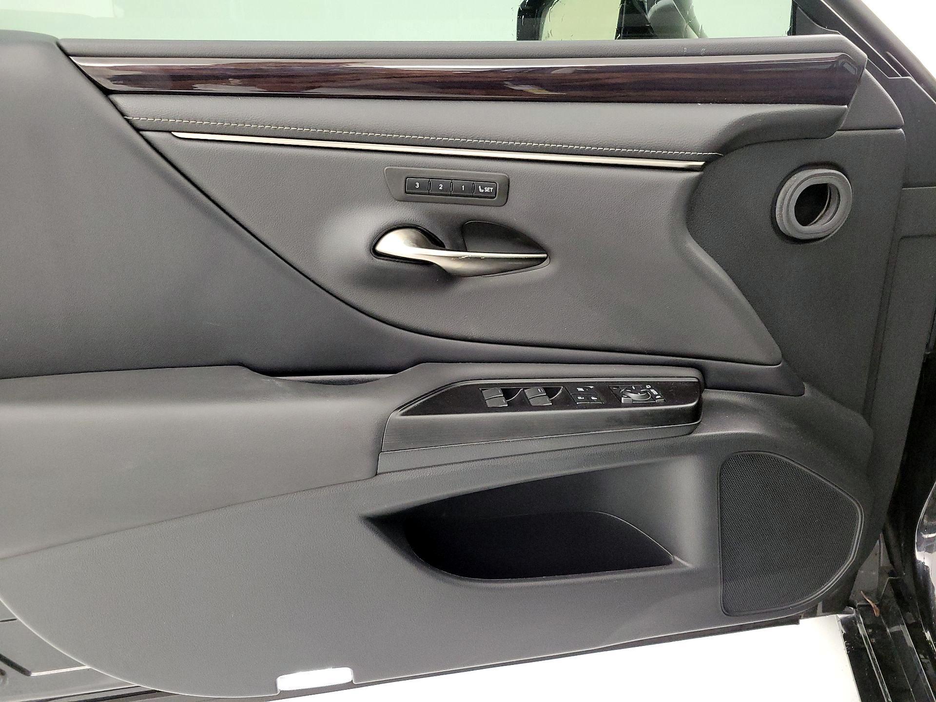 Thumbnail: 2020 Lexus ES - 12