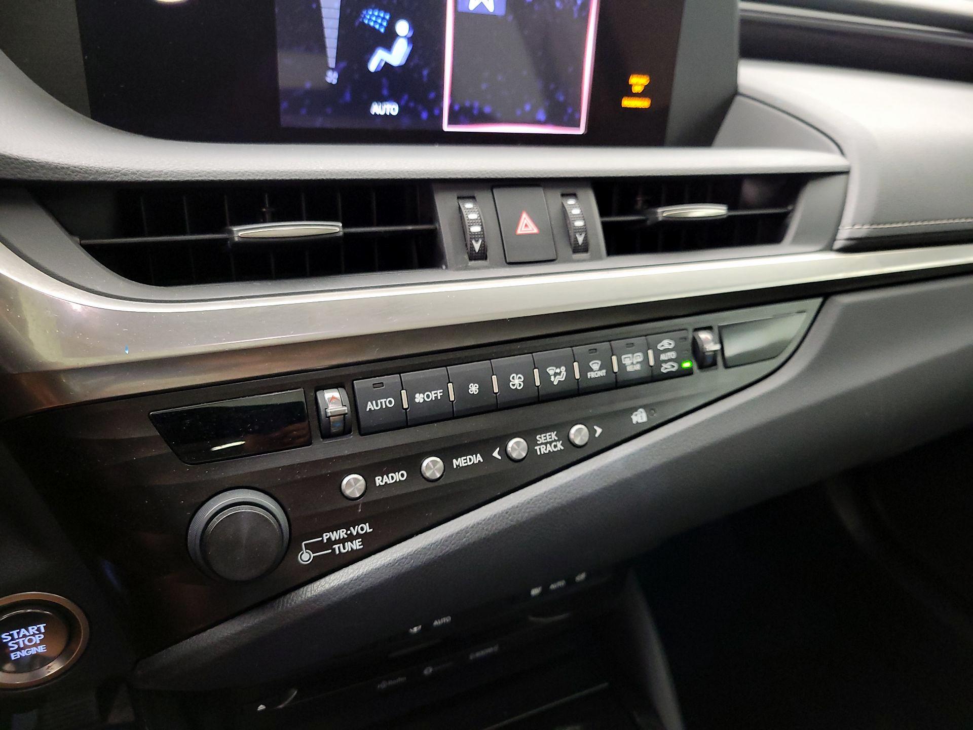 Thumbnail: 2020 Lexus ES - 16