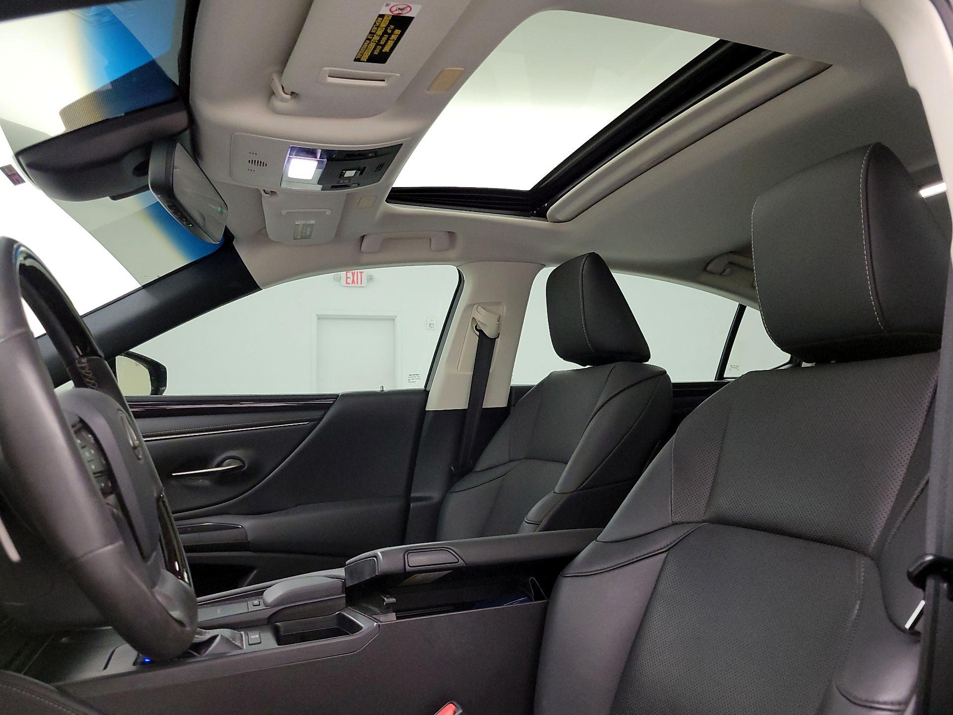 Thumbnail: 2020 Lexus ES - 19