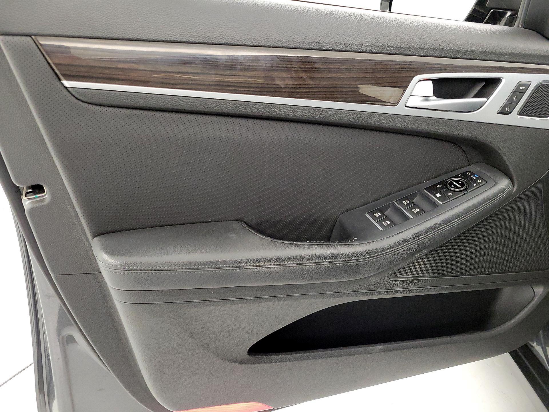 Thumbnail: 2017 Genesis G80 - 12