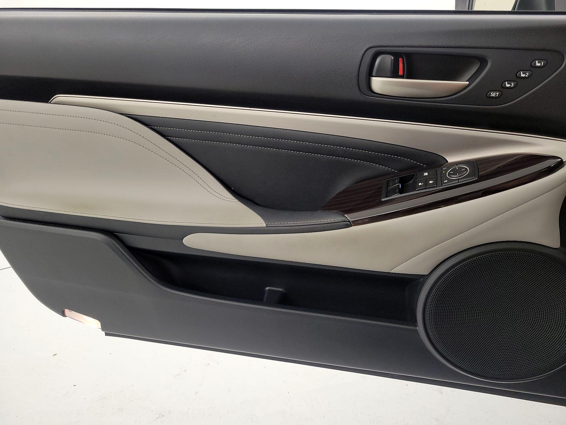 Thumbnail: 2015 Lexus RC - 12