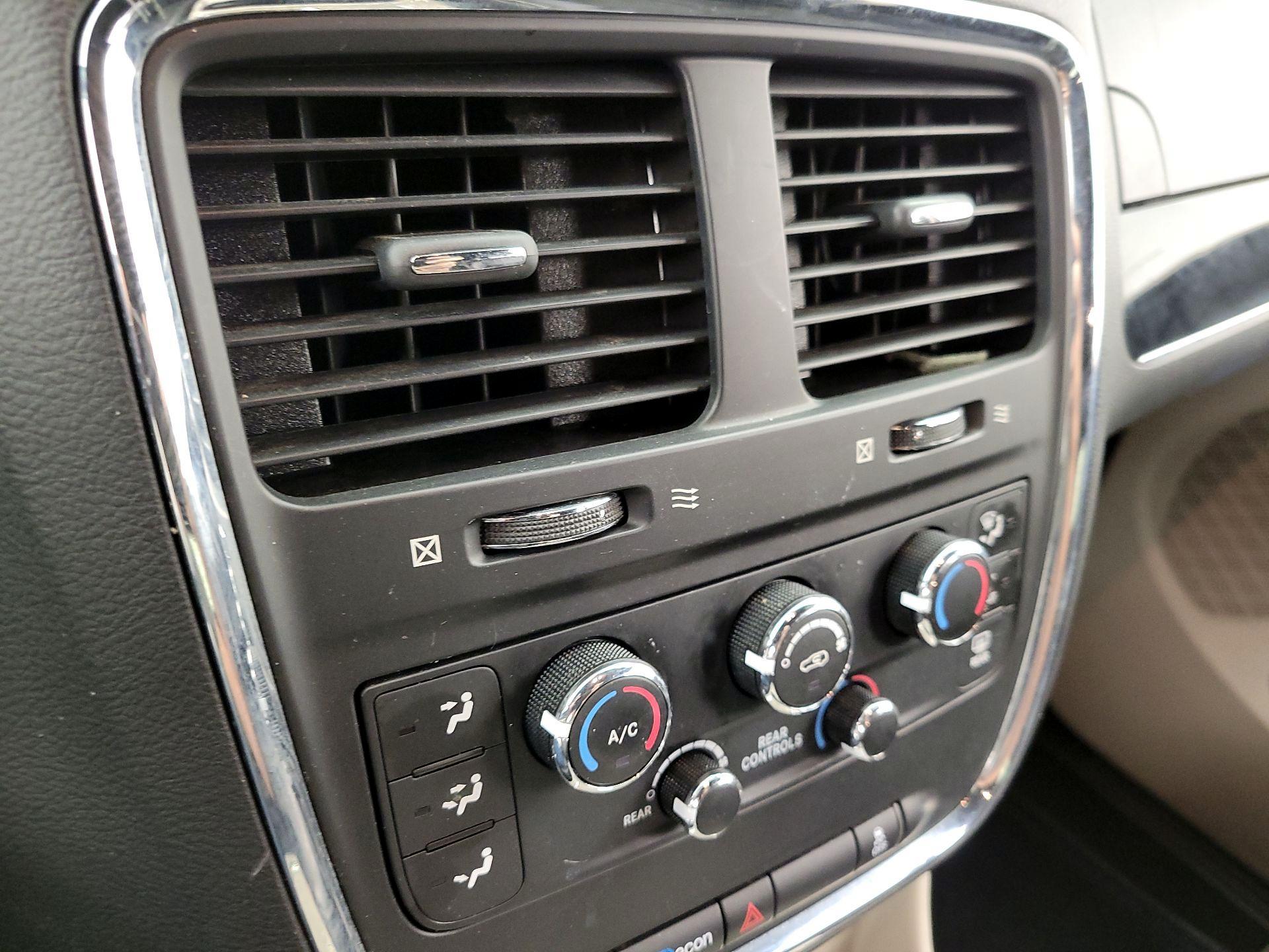 Thumbnail: 2019 Dodge Grand Caravan - 16