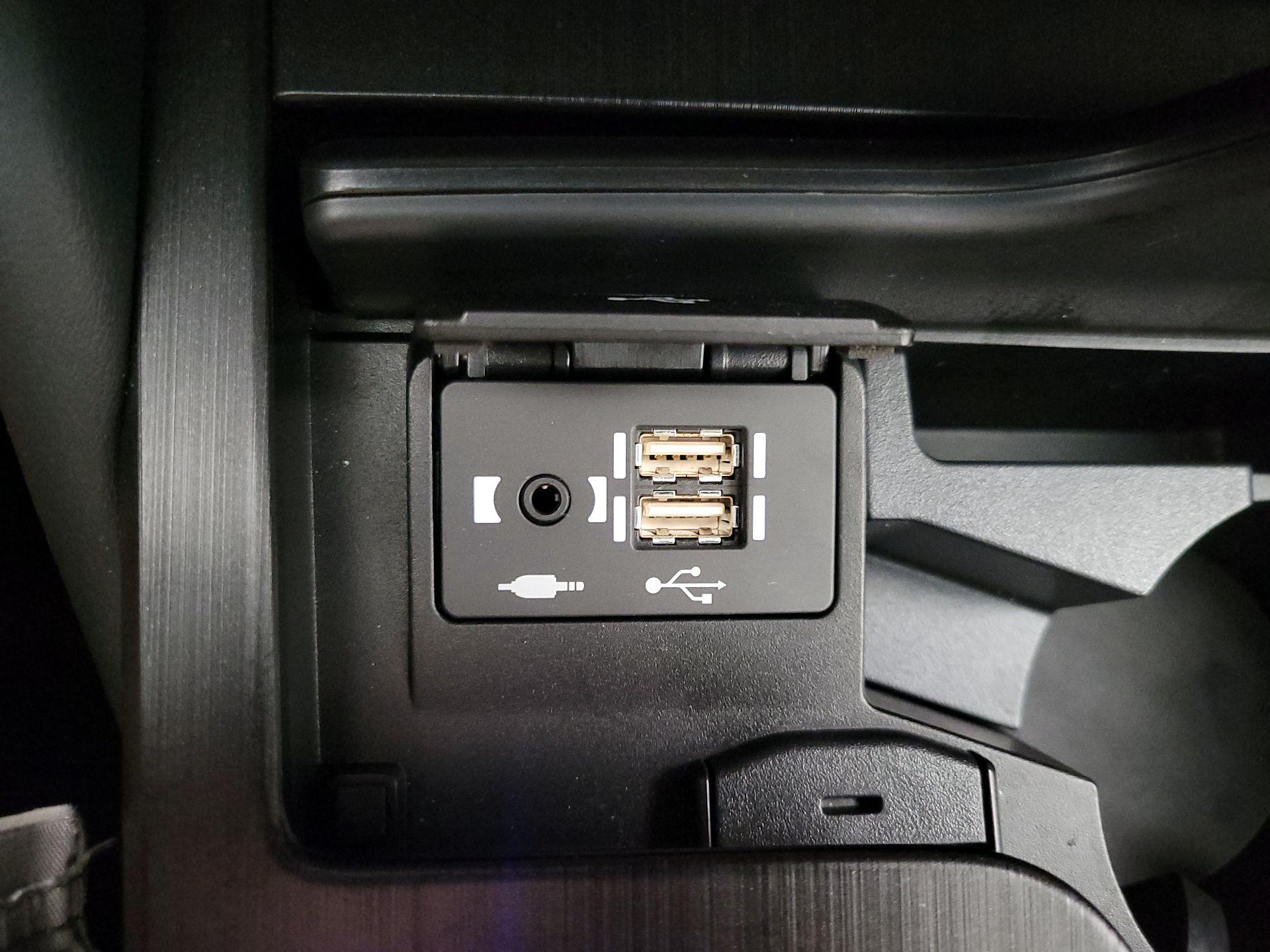 Thumbnail: 2021 Lexus ES - 17