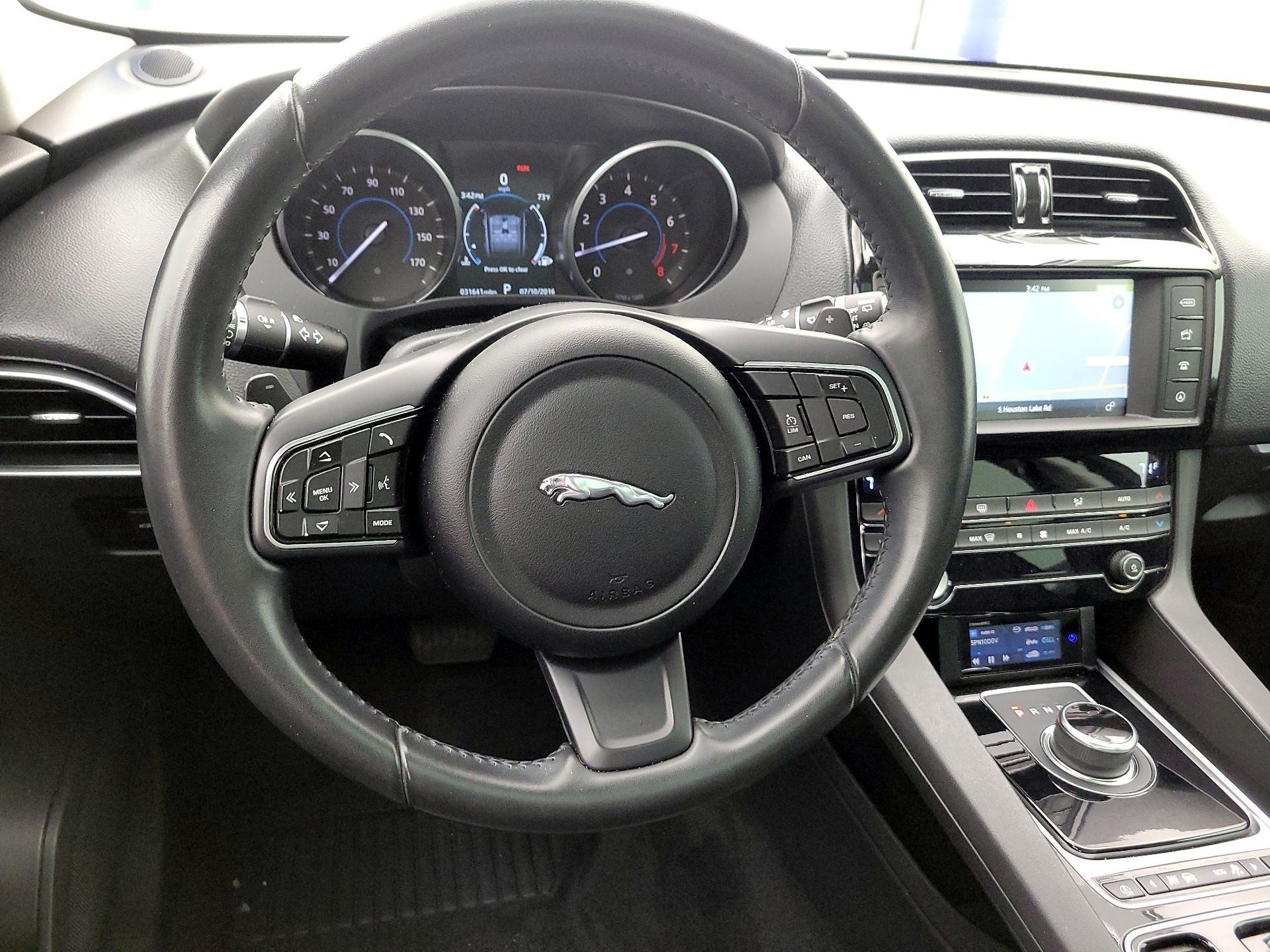 Thumbnail: 2018 Jaguar F-Pace - 10